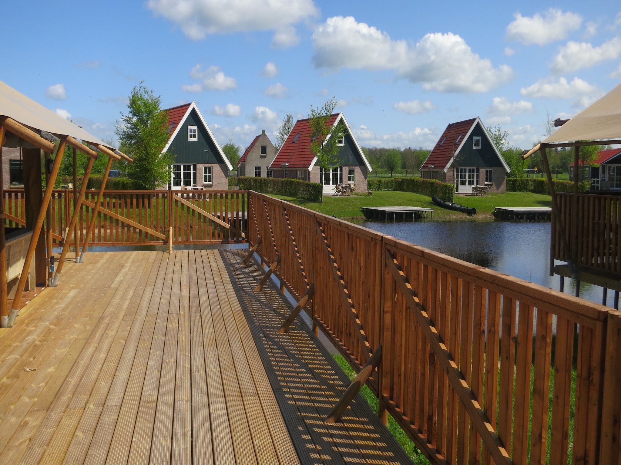 Het terras van Vakantiepark Eigen Wijze 9 in Bant