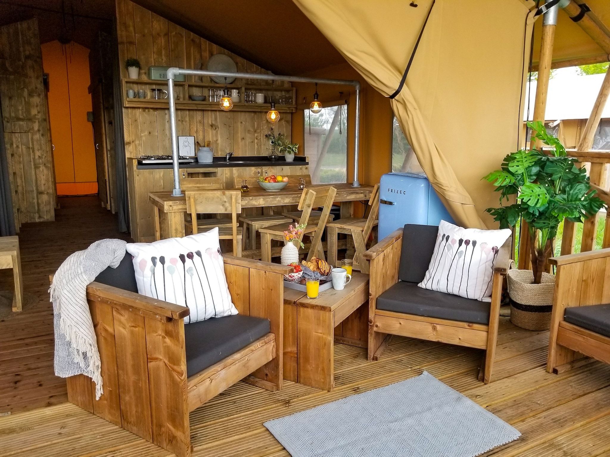 De woonkamer van Vakantiepark Eigen Wijze 9 in Bant