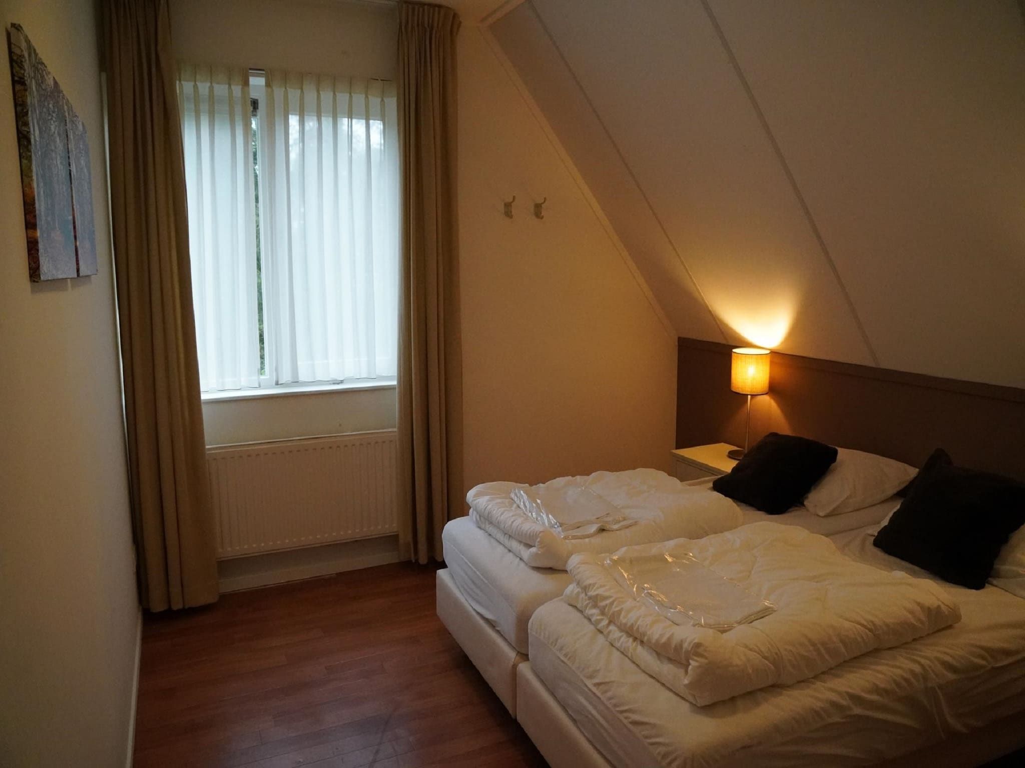 Een slaapkamer van Vakantiepark De Rimboe & De Woeste Hoogte 2 in Hoenderloo