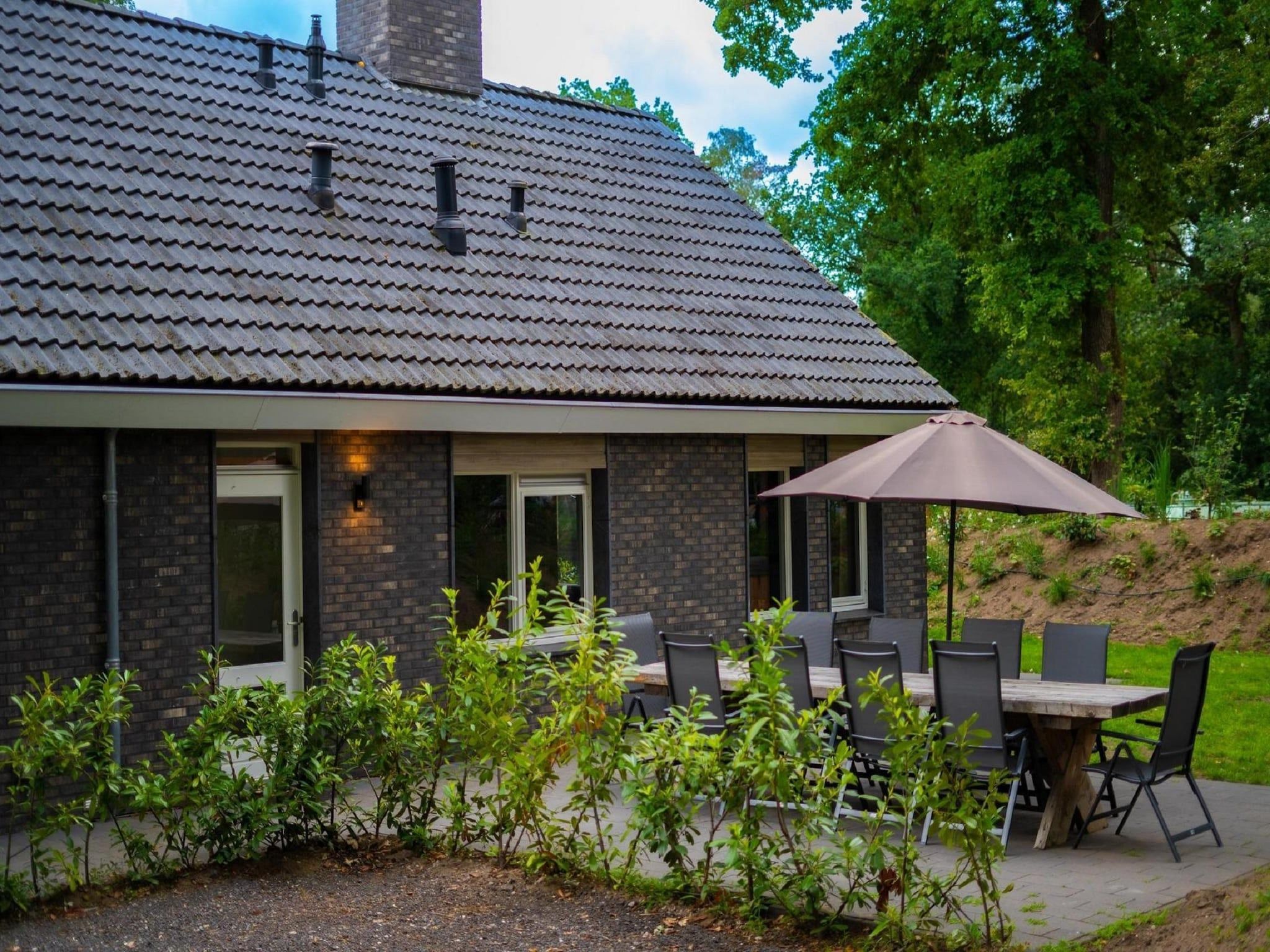 Het terras van Vakantiepark De Rimboe & De Woeste Hoogte 3 in Hoenderloo