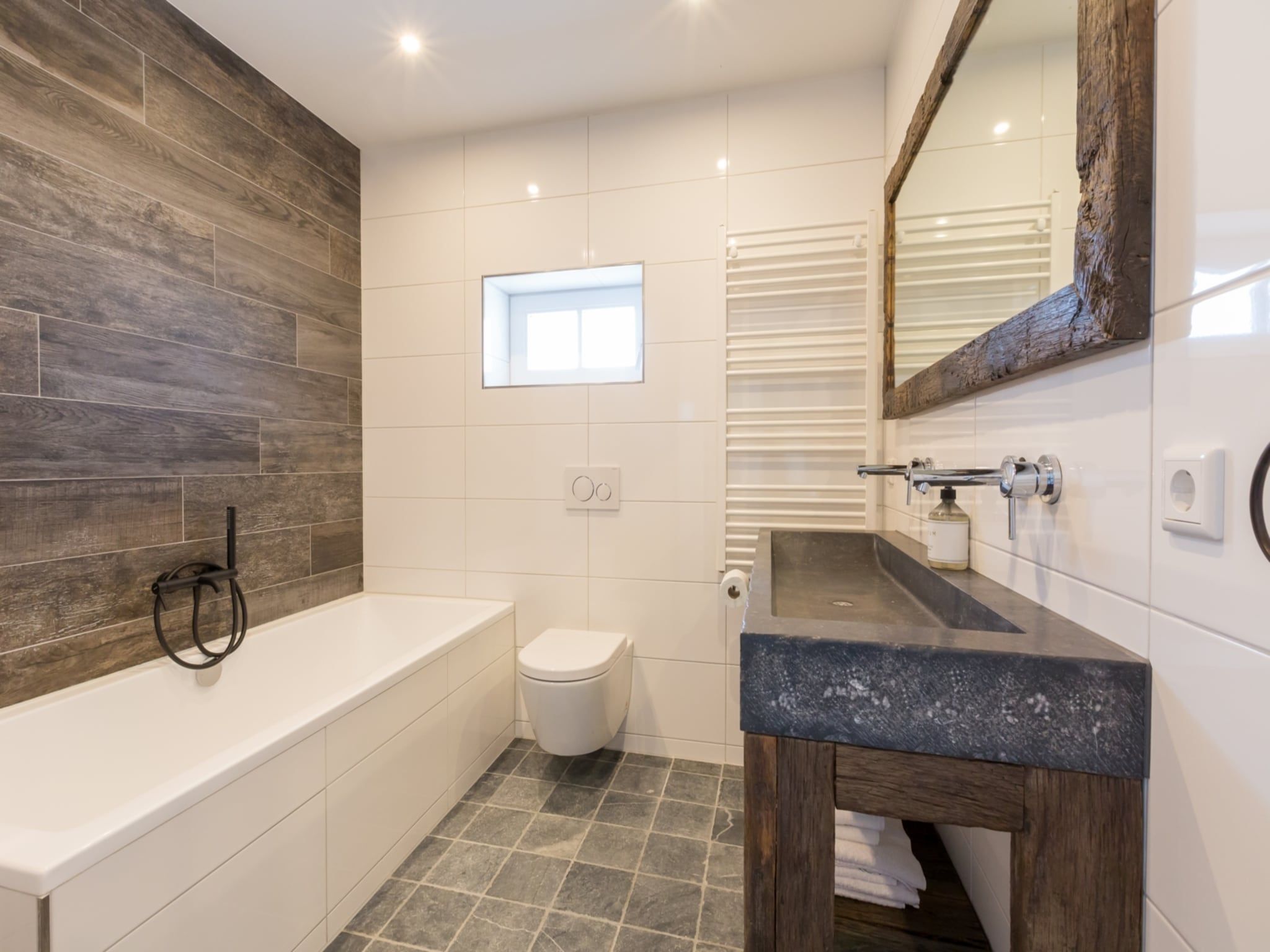 De badkamer van Familiehuis - Lepelstraat 18AB  Vrouwenpolder in Vrouwenpolder