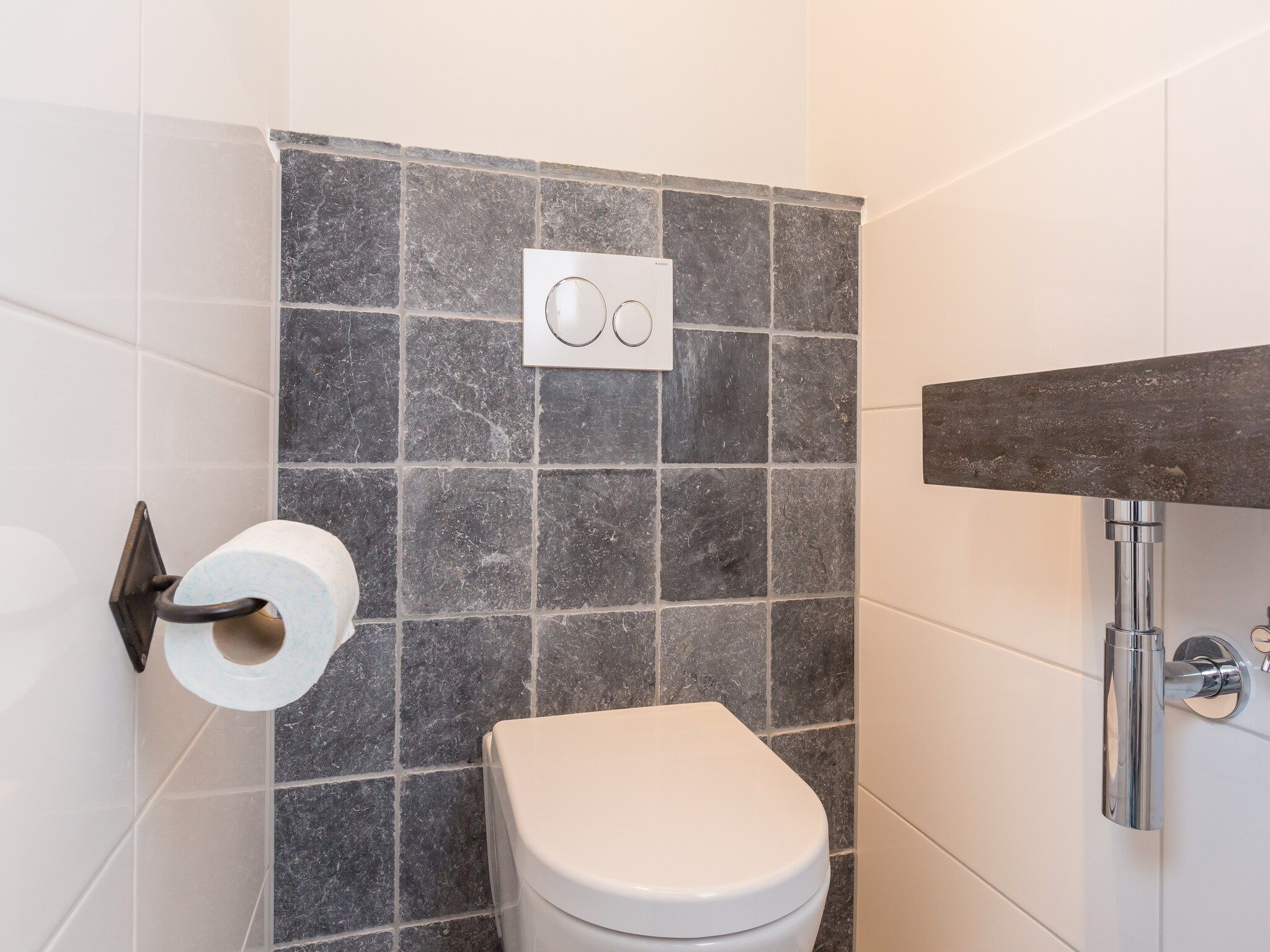 De badkamer van Familiehuis - Lepelstraat 18AB  Vrouwenpolder in Vrouwenpolder