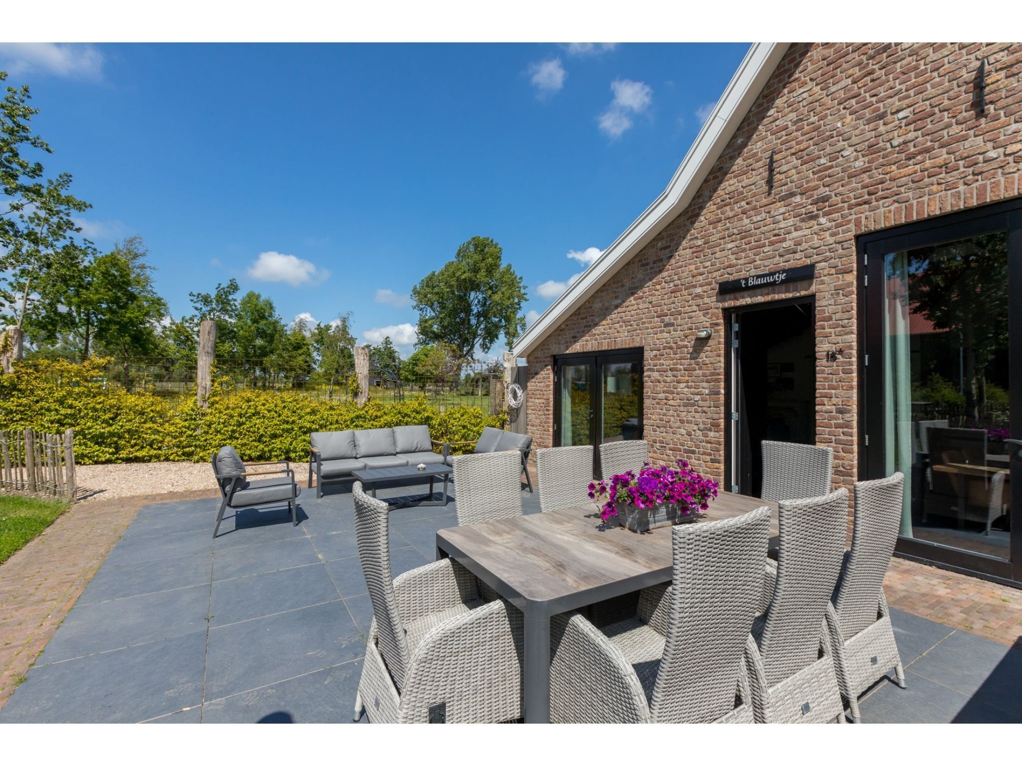 Het terras van Familiehuis - Lepelstraat 18AB  Vrouwenpolder in Vrouwenpolder