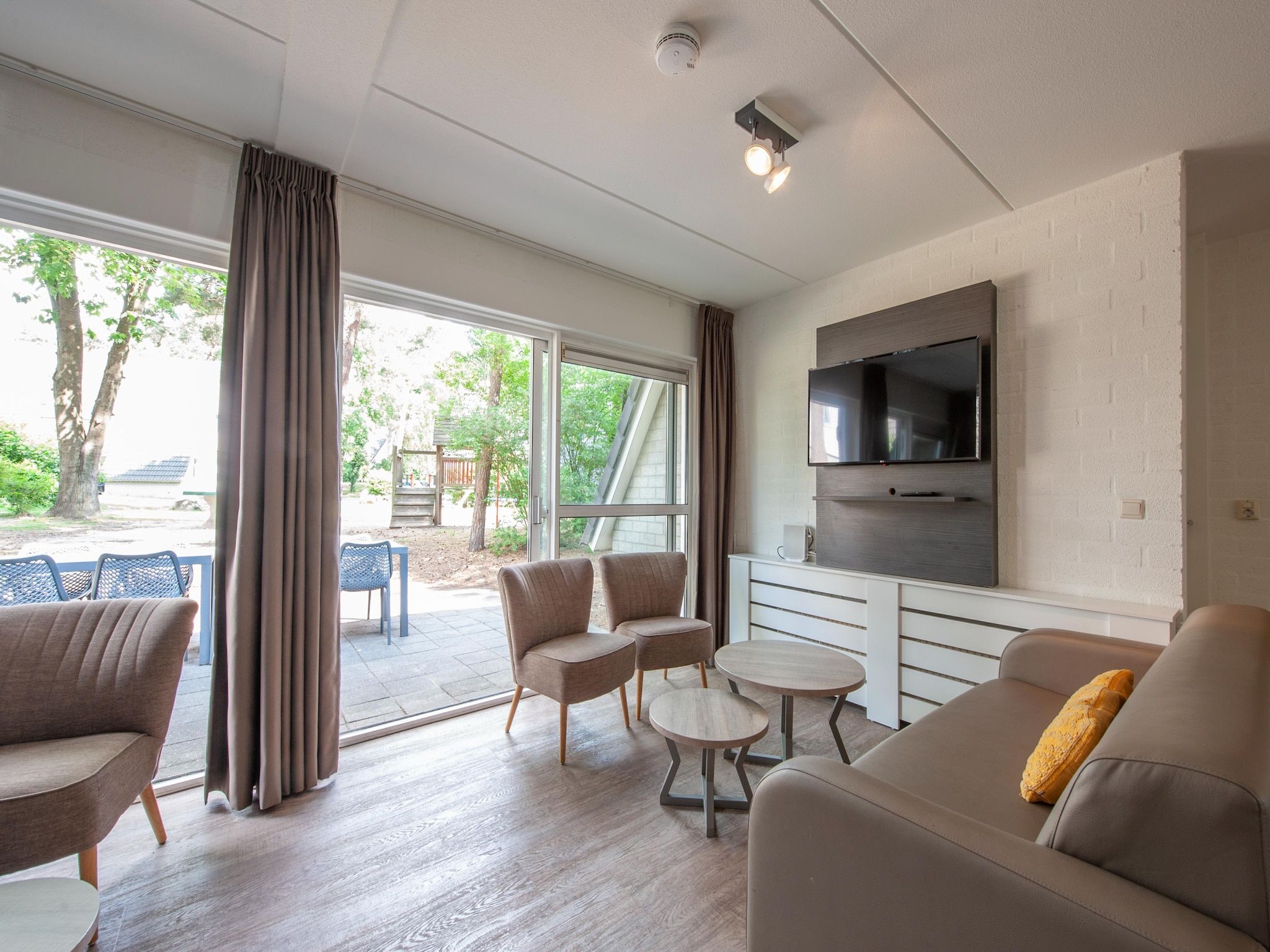 De woonkamer van Vakantiepark de Katjeskelder 10 in Oosterhout