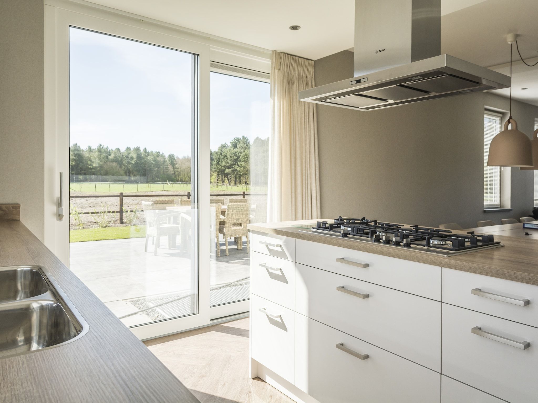 De keuken van Villa Bouwlust F Wellness in De Cocksdorp Texel