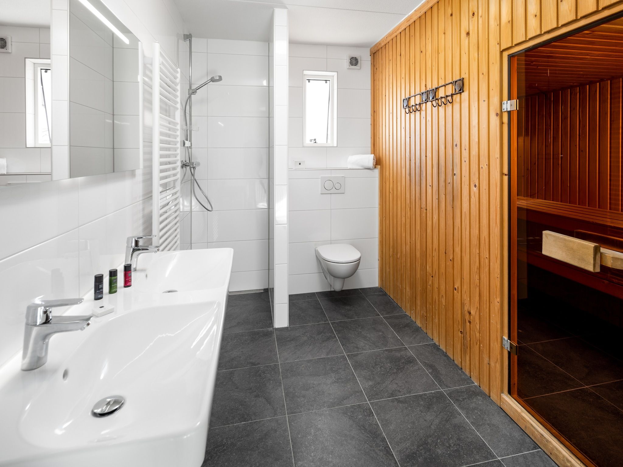 De badkamer van Buitenhof Domburg 5 in Domburg