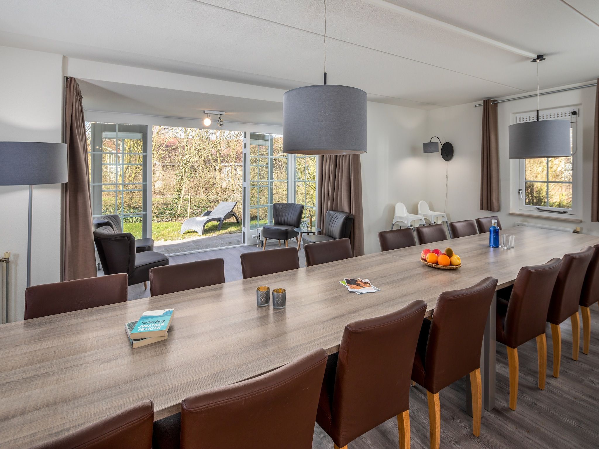 De eetkamer van Buitenhof Domburg 5 in Domburg