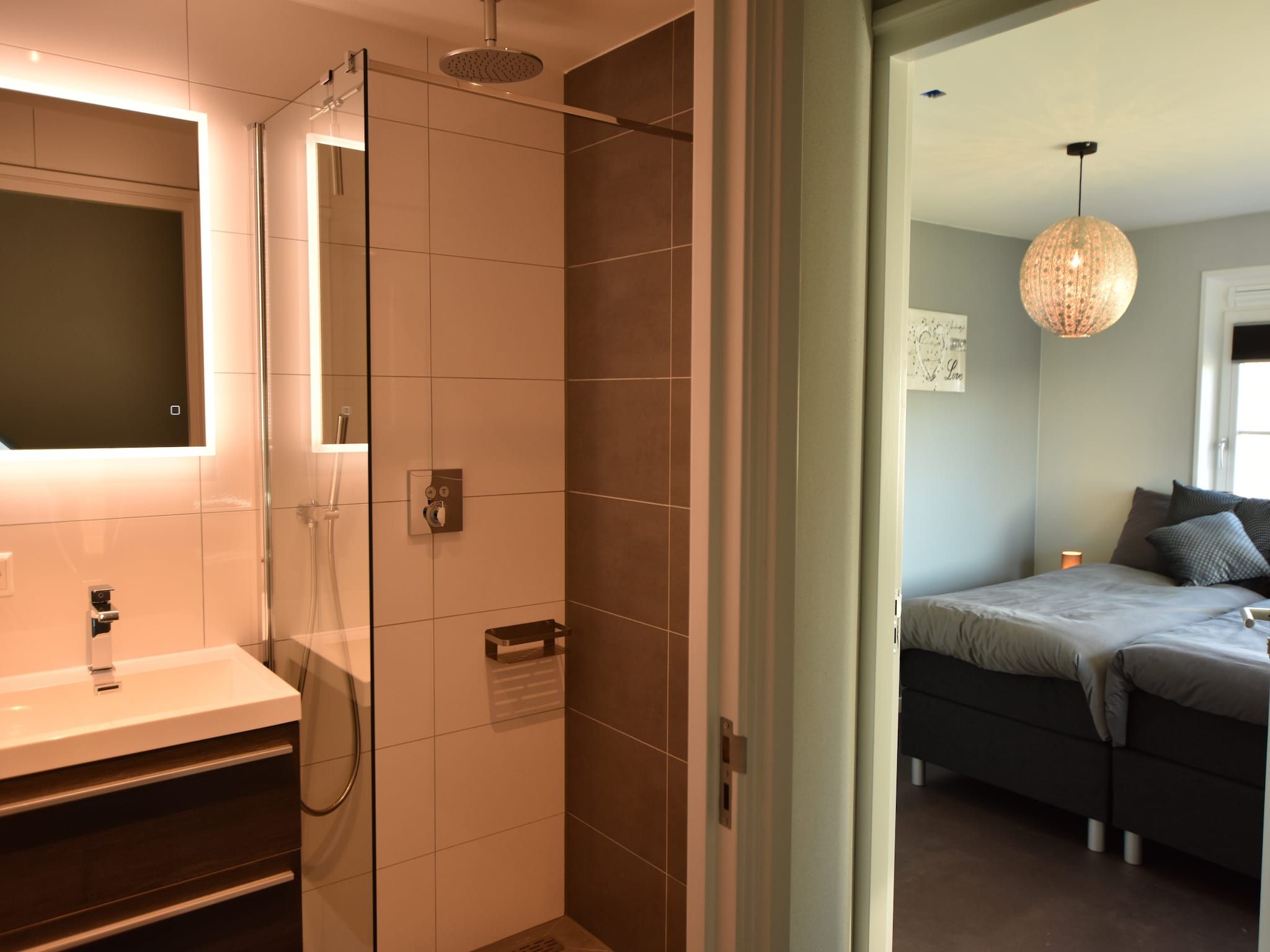 De badkamer van Scoreldame XL in Schoorldam