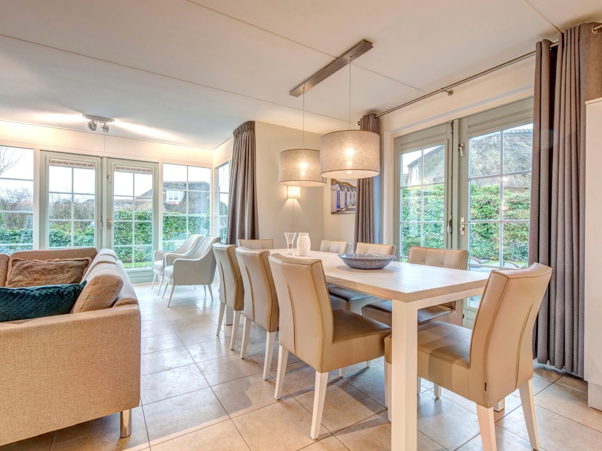 De eetkamer van Buitenhof Domburg 13 in Domburg