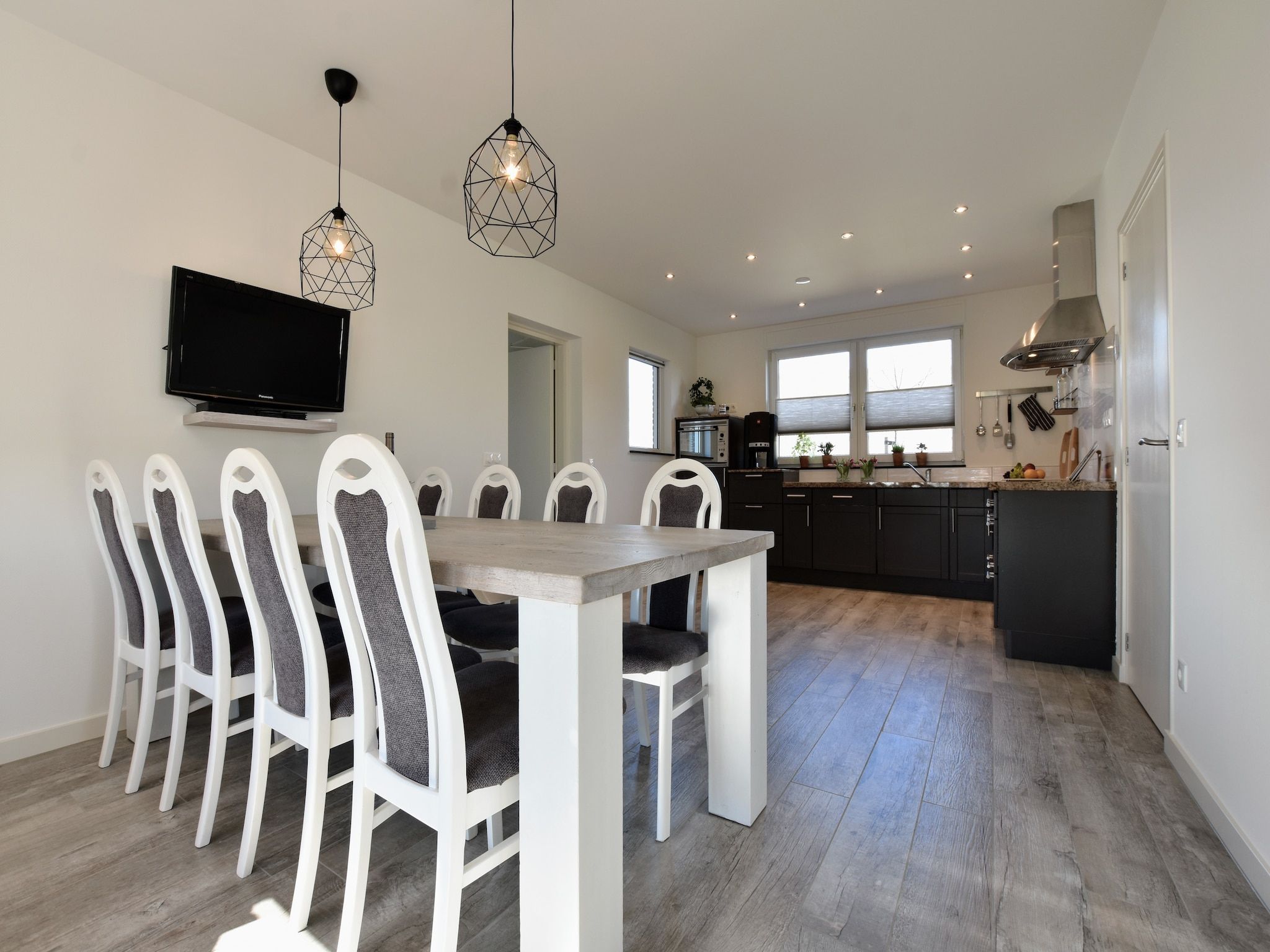 De eetkamer van Villa Grenszicht in Megchelen