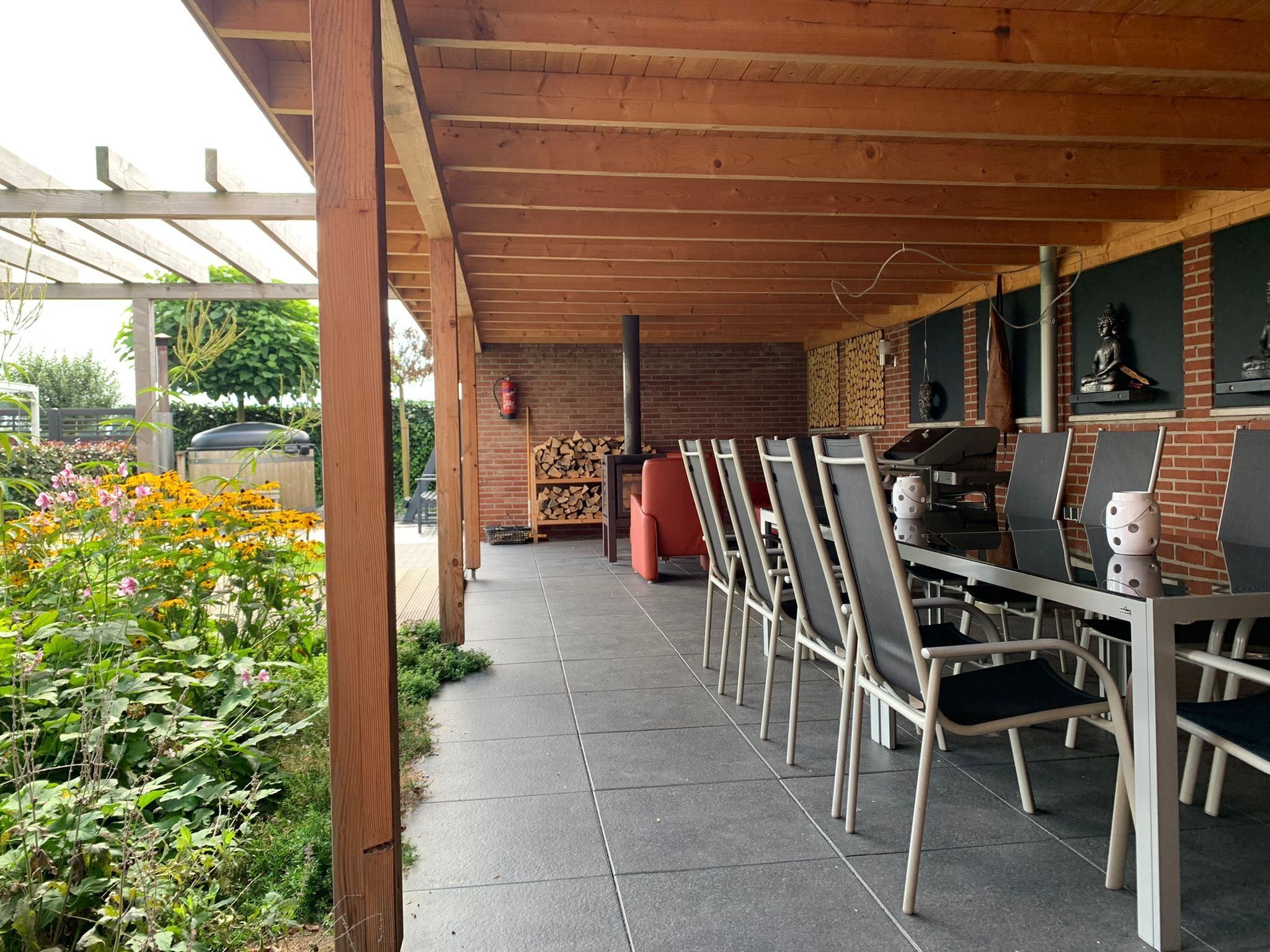 Het terras van Villa Grenszicht in Megchelen