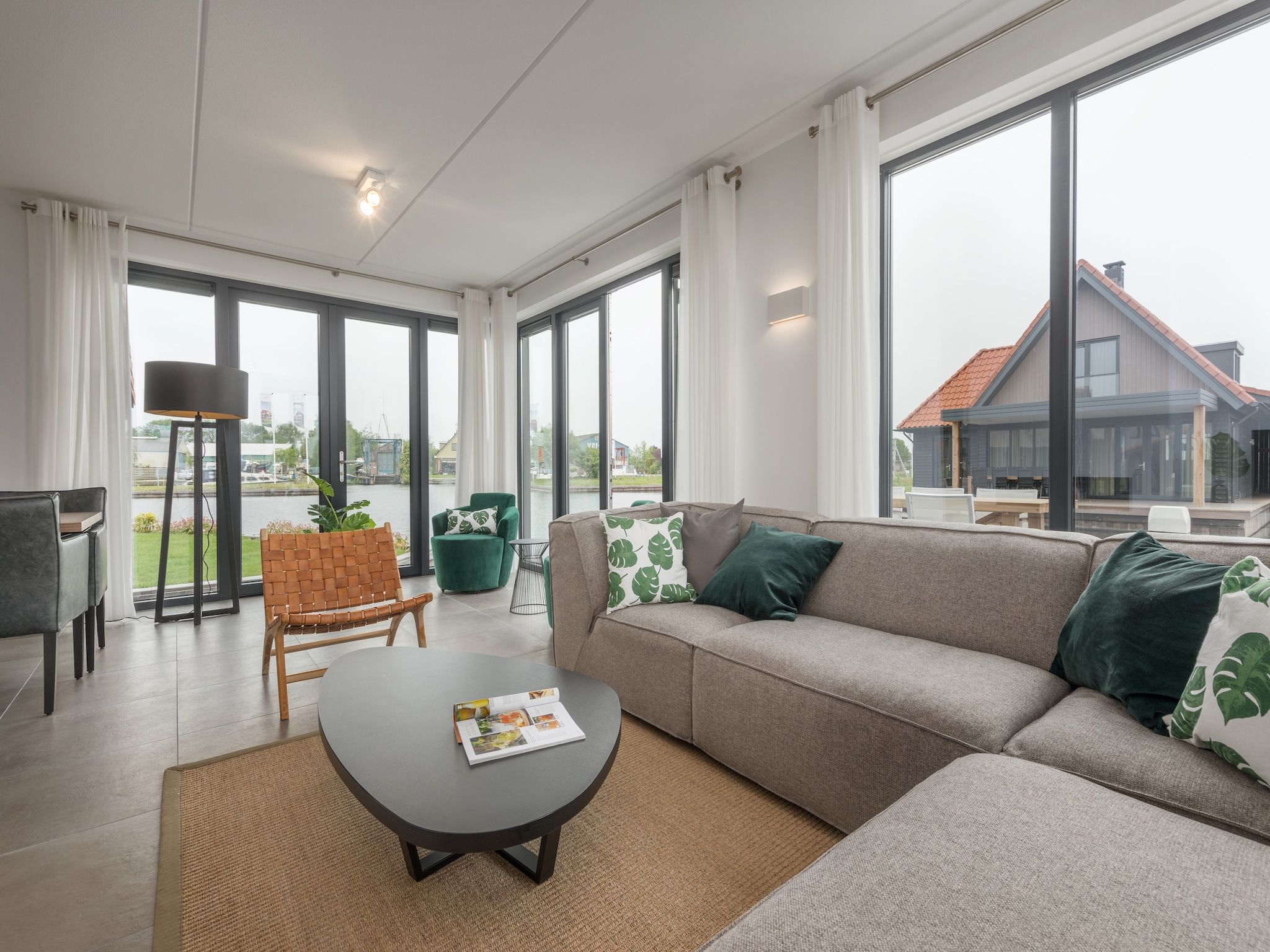 De woonkamer van Waterstaete Ossenzijl 2 in Ossenzijl