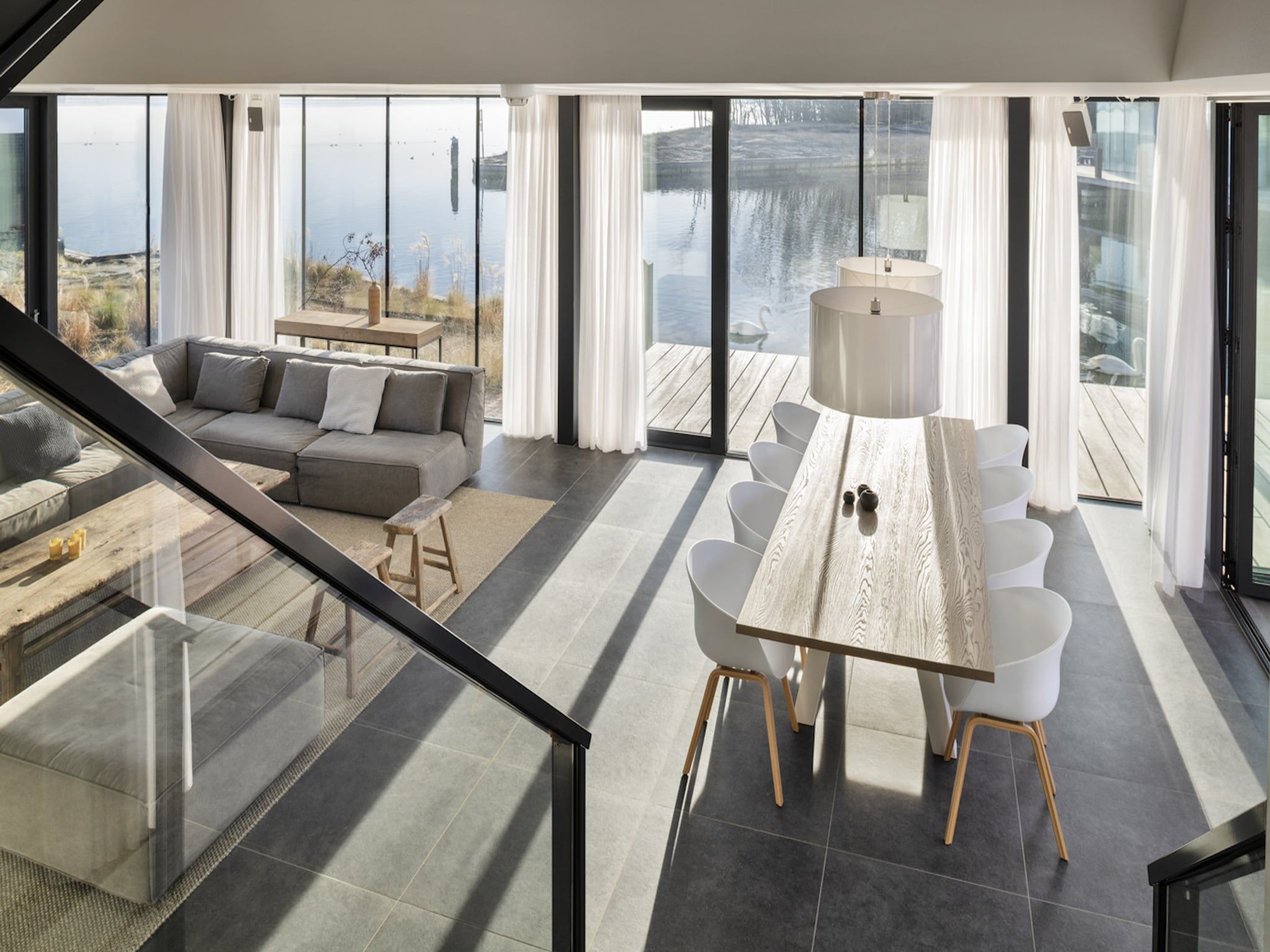 De woonkamer van Harbour Village 2 in Arnemuiden