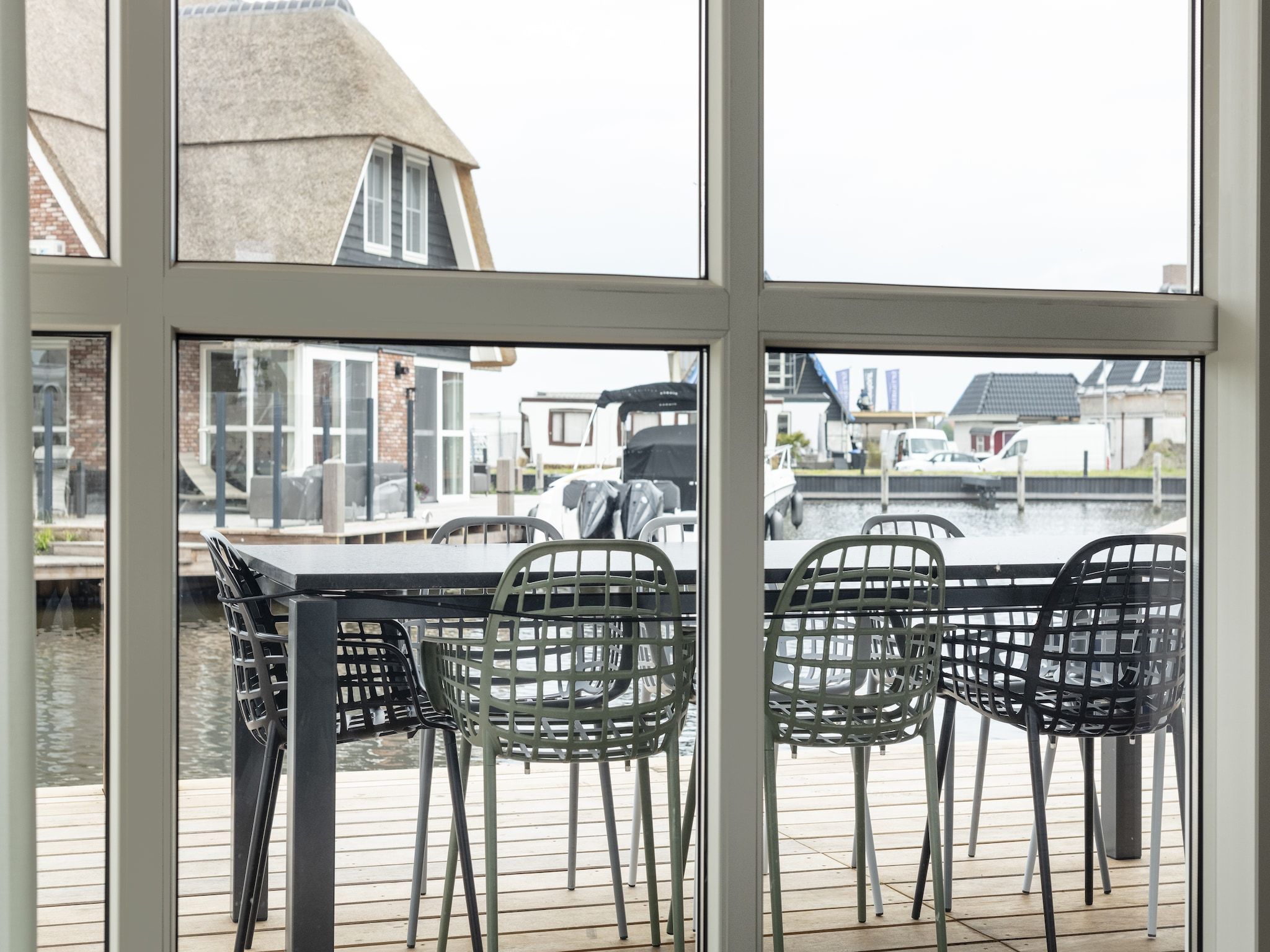 Het terras van Friese Meren Villa's 2 in Delfstrahuizen