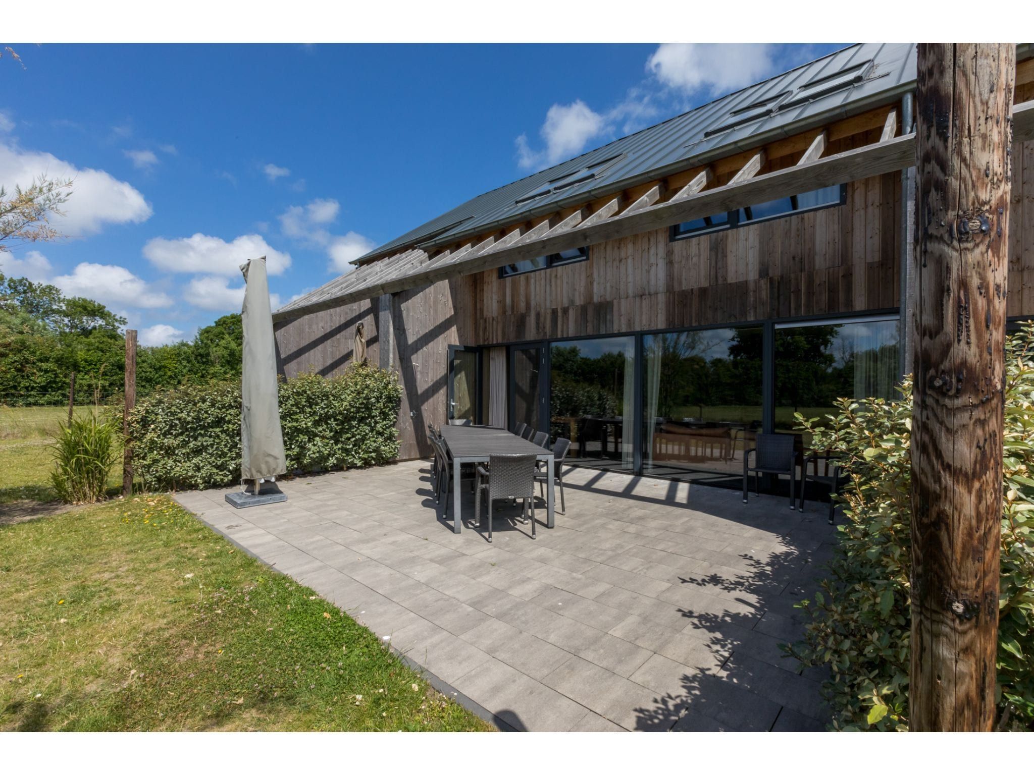 Het terras van Vroondijk 2-Zeebloesem in Vrouwenpolder