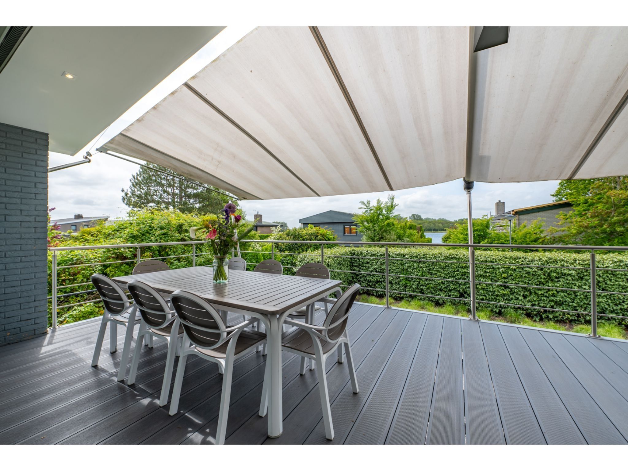 Het terras van Sternlaan 30 in Kamperland