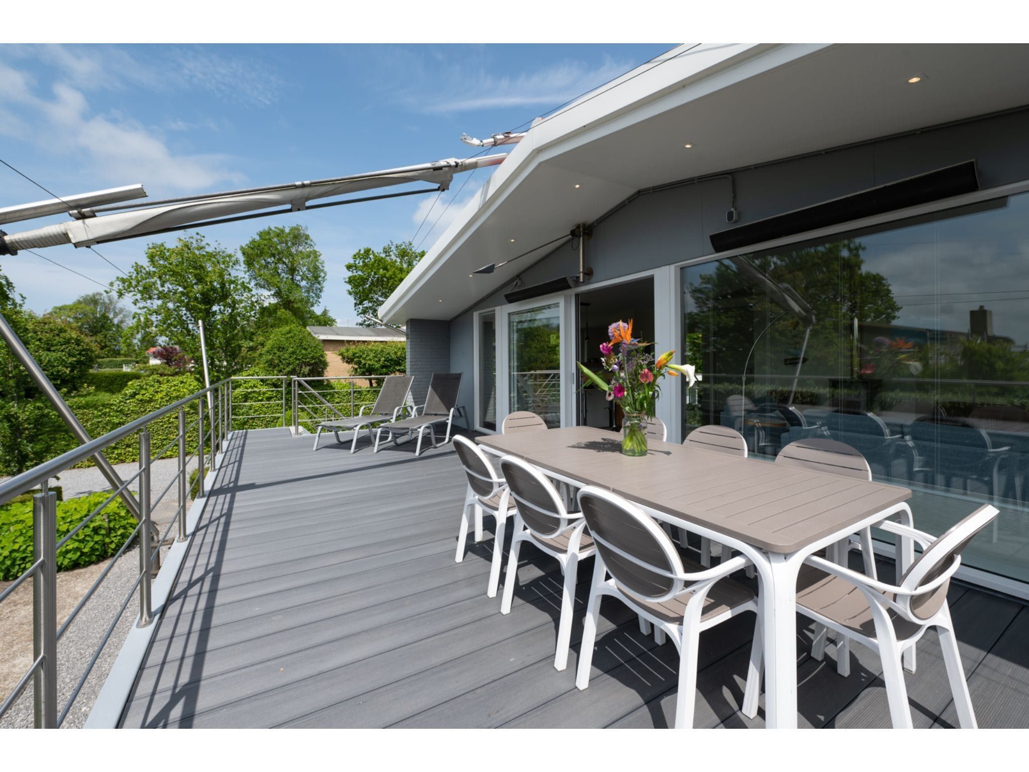 Het terras van Sternlaan 30 in Kamperland