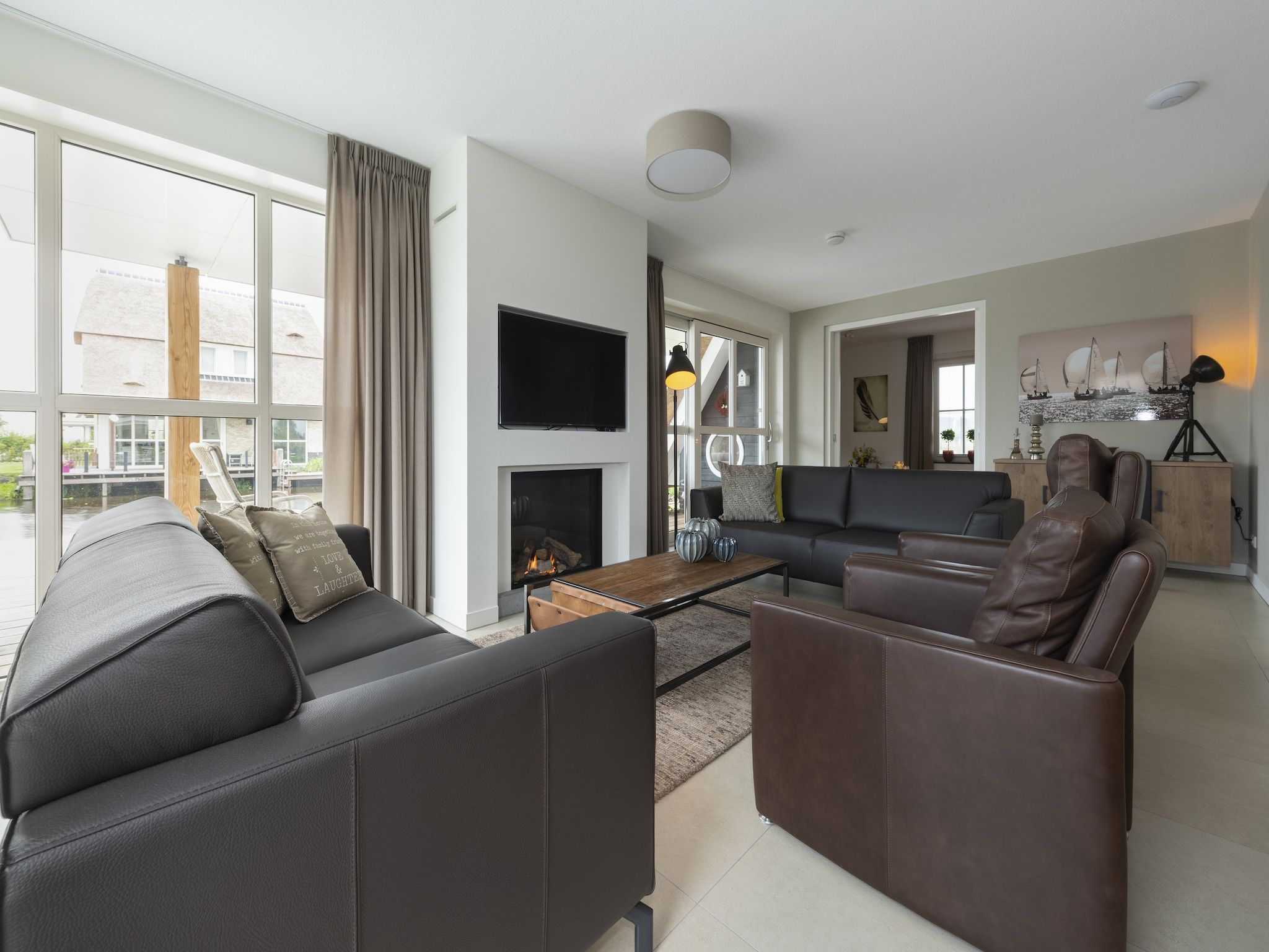 De woonkamer van Friese Meren Villa's 7 in Delfstrahuizen