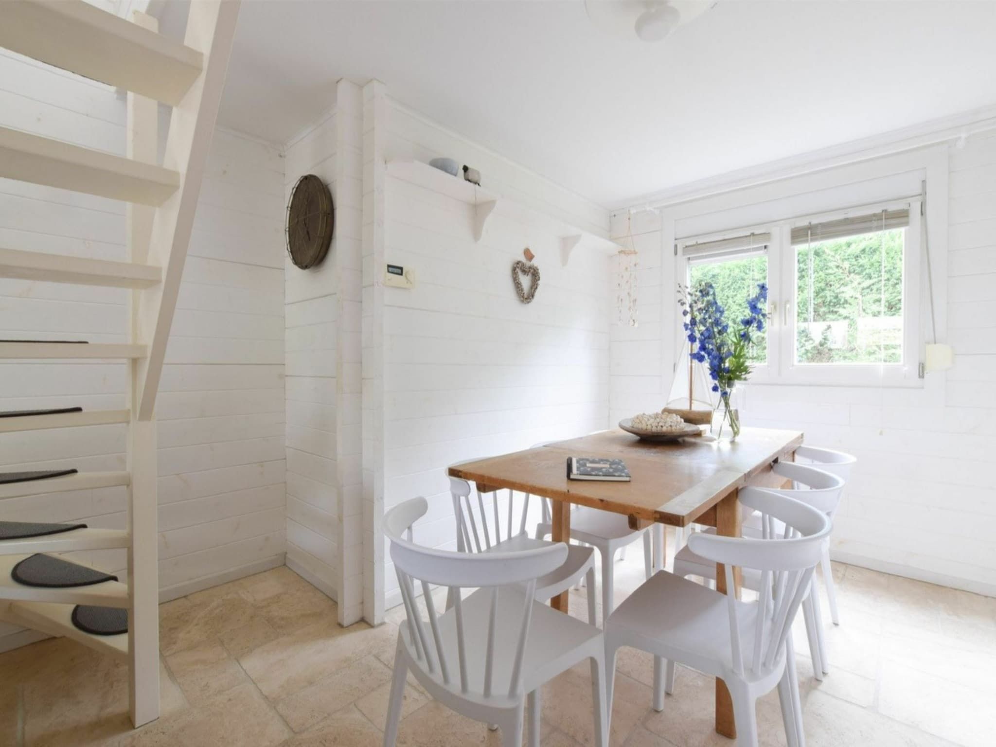 De eetkamer van Hoge Weide 64 in Oostkapelle