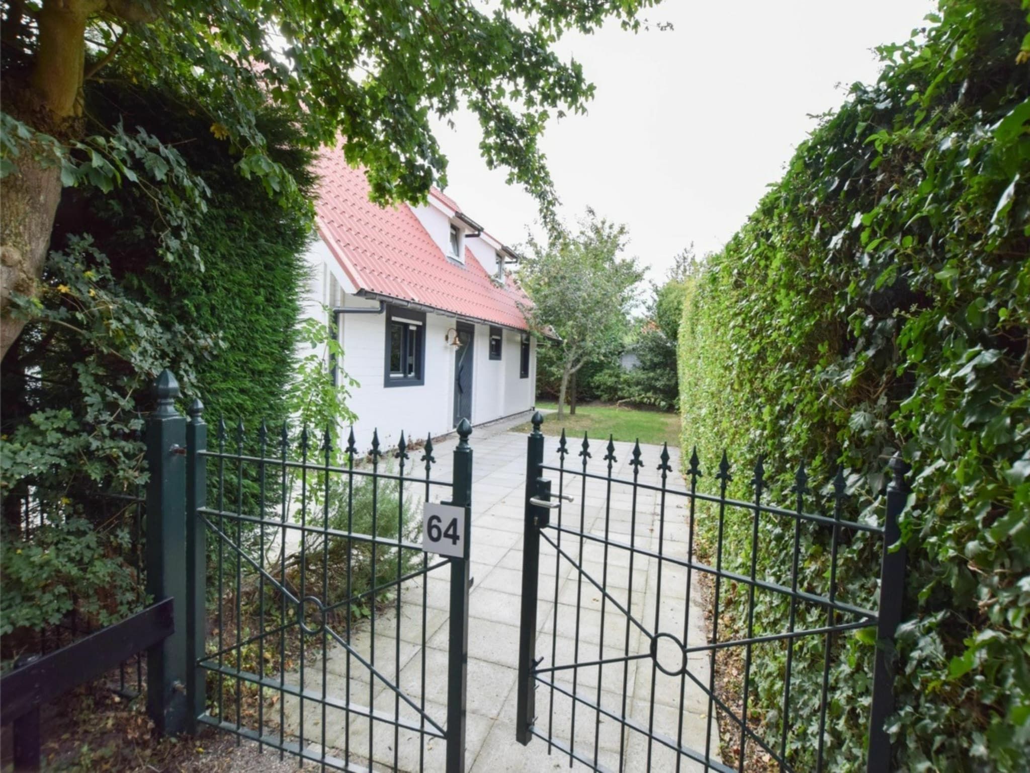 De tuin van Hoge Weide 64 in Oostkapelle