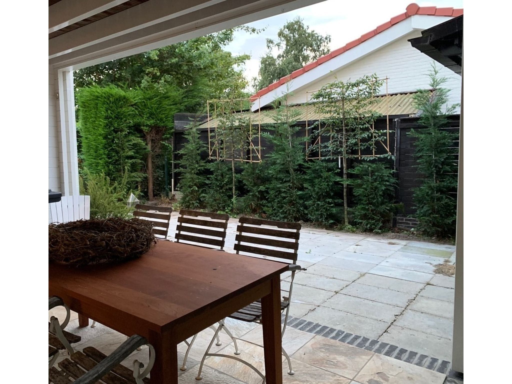 Het terras van Hoge Weide 64 in Oostkapelle