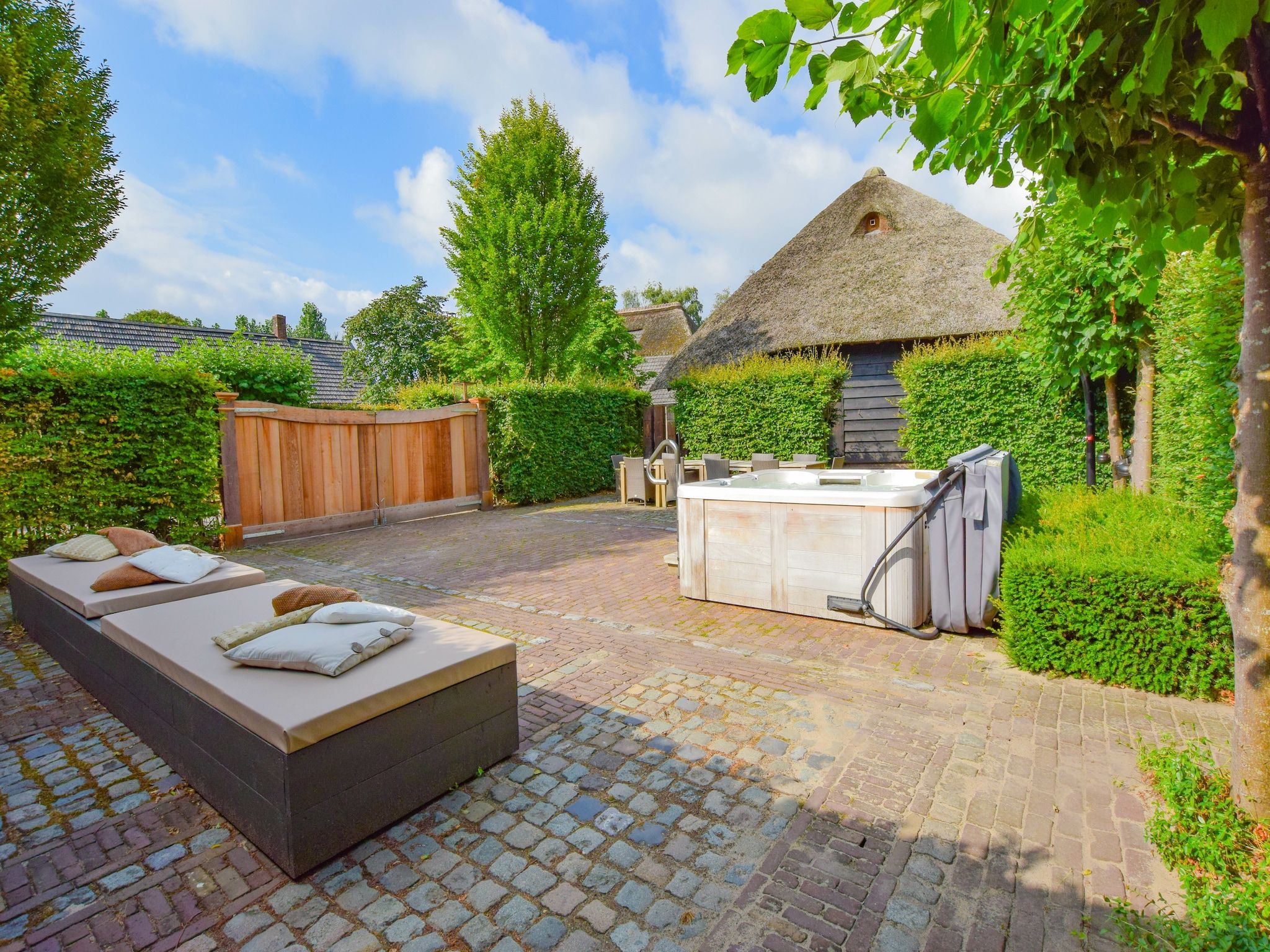 De tuin van La Maison Douce in Alphen