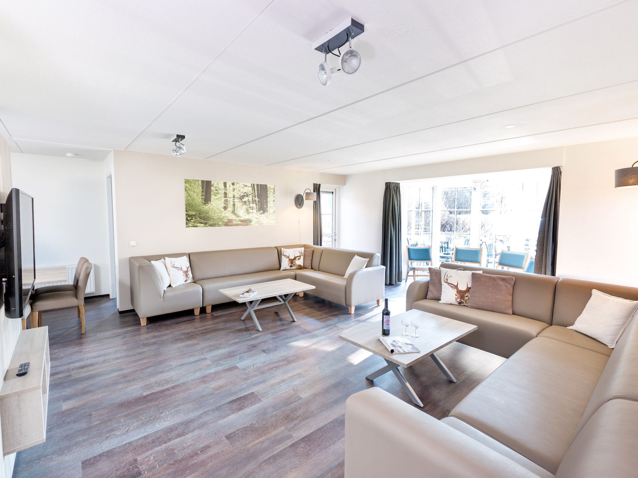 De woonkamer van Vakantiepark de Katjeskelder 12 in Oosterhout