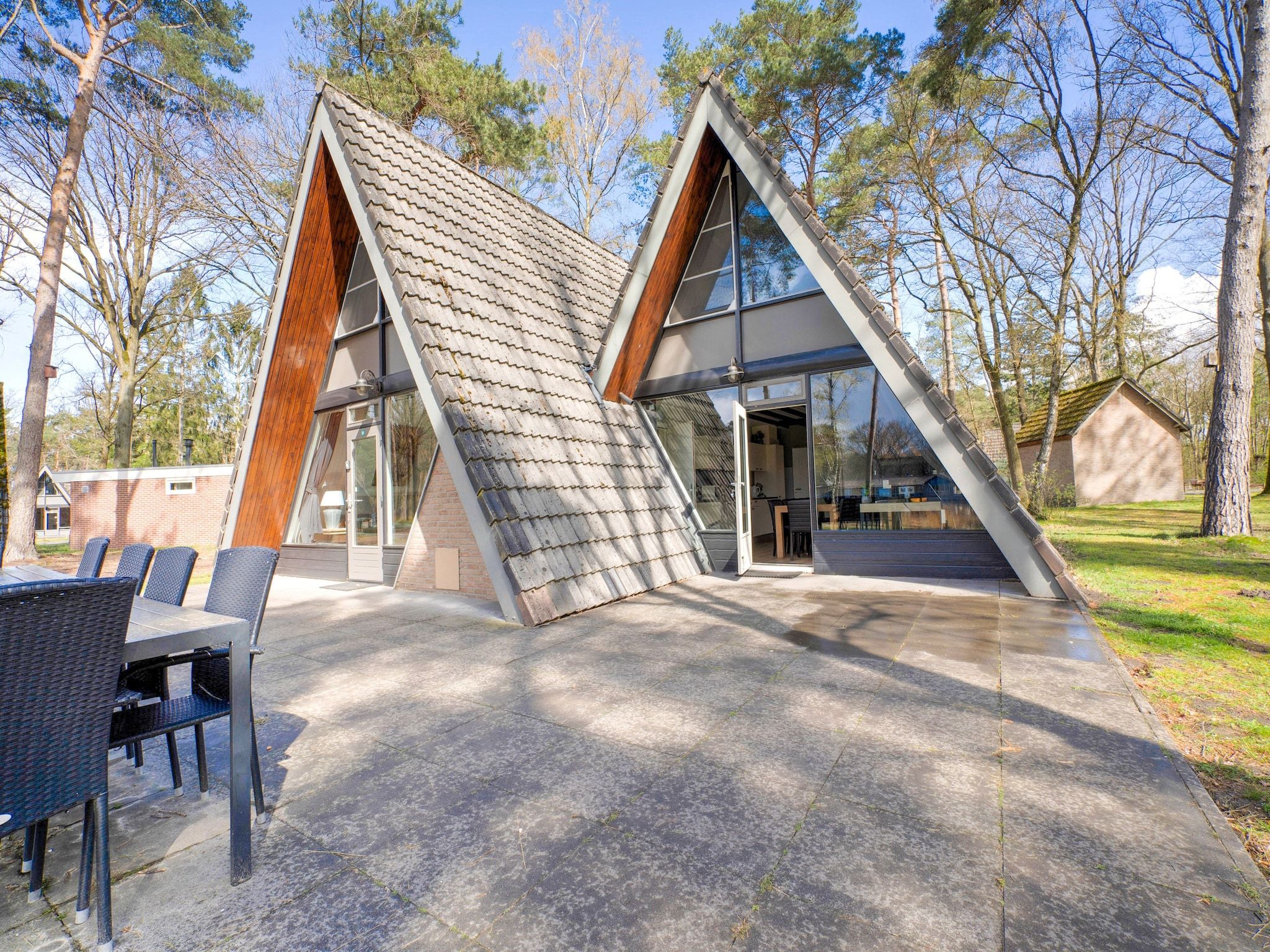 De buitenkant van Bungalow 64 en 65 in Stramproy