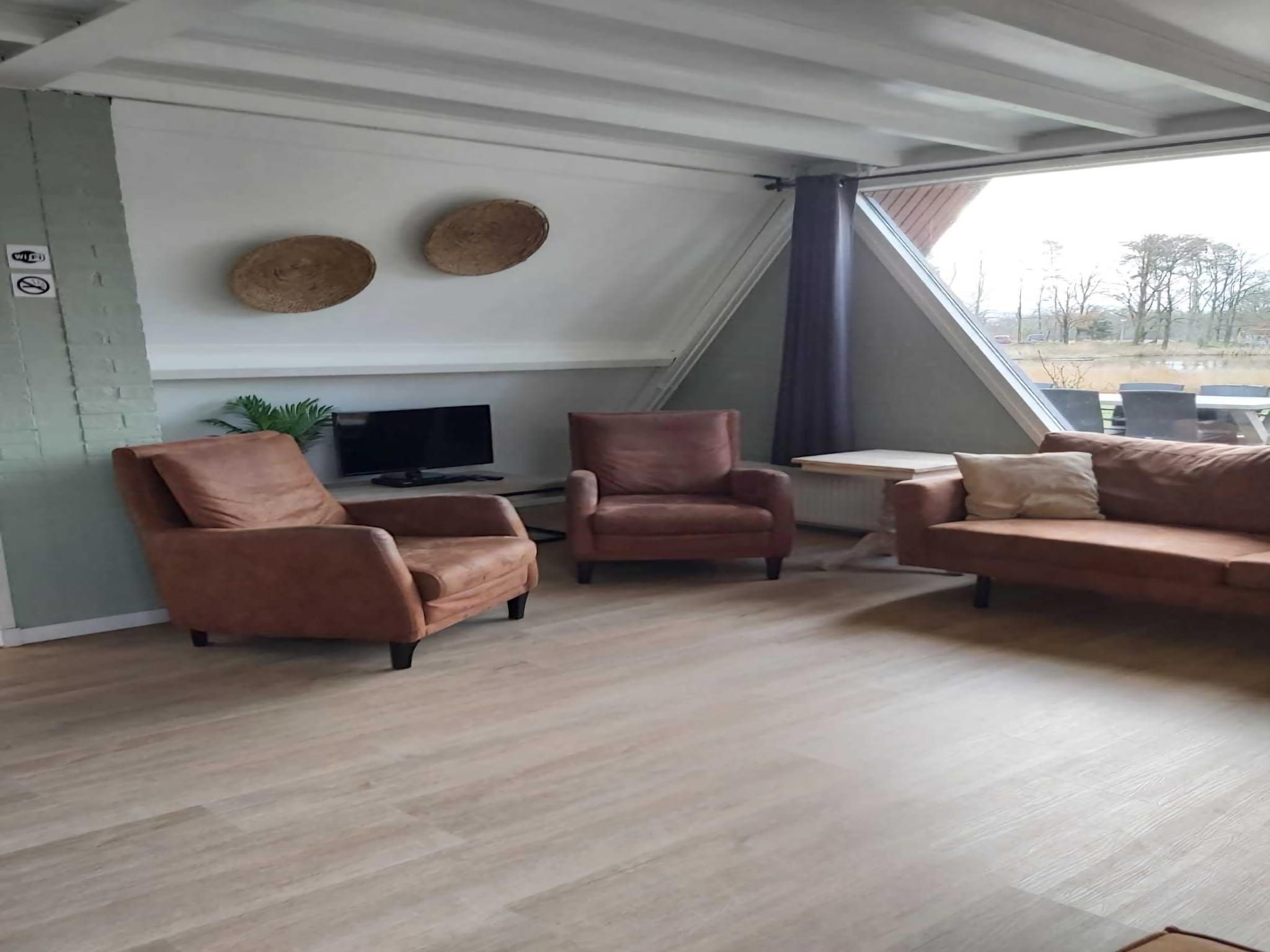 De woonkamer van Bungalow 64 en 65 in Stramproy