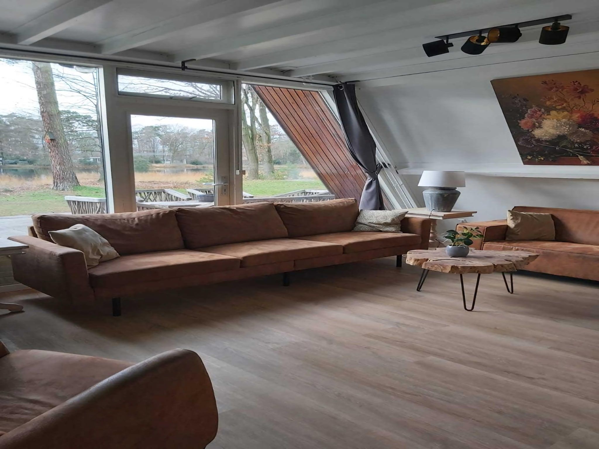 De woonkamer van Bungalow 64 en 65 in Stramproy