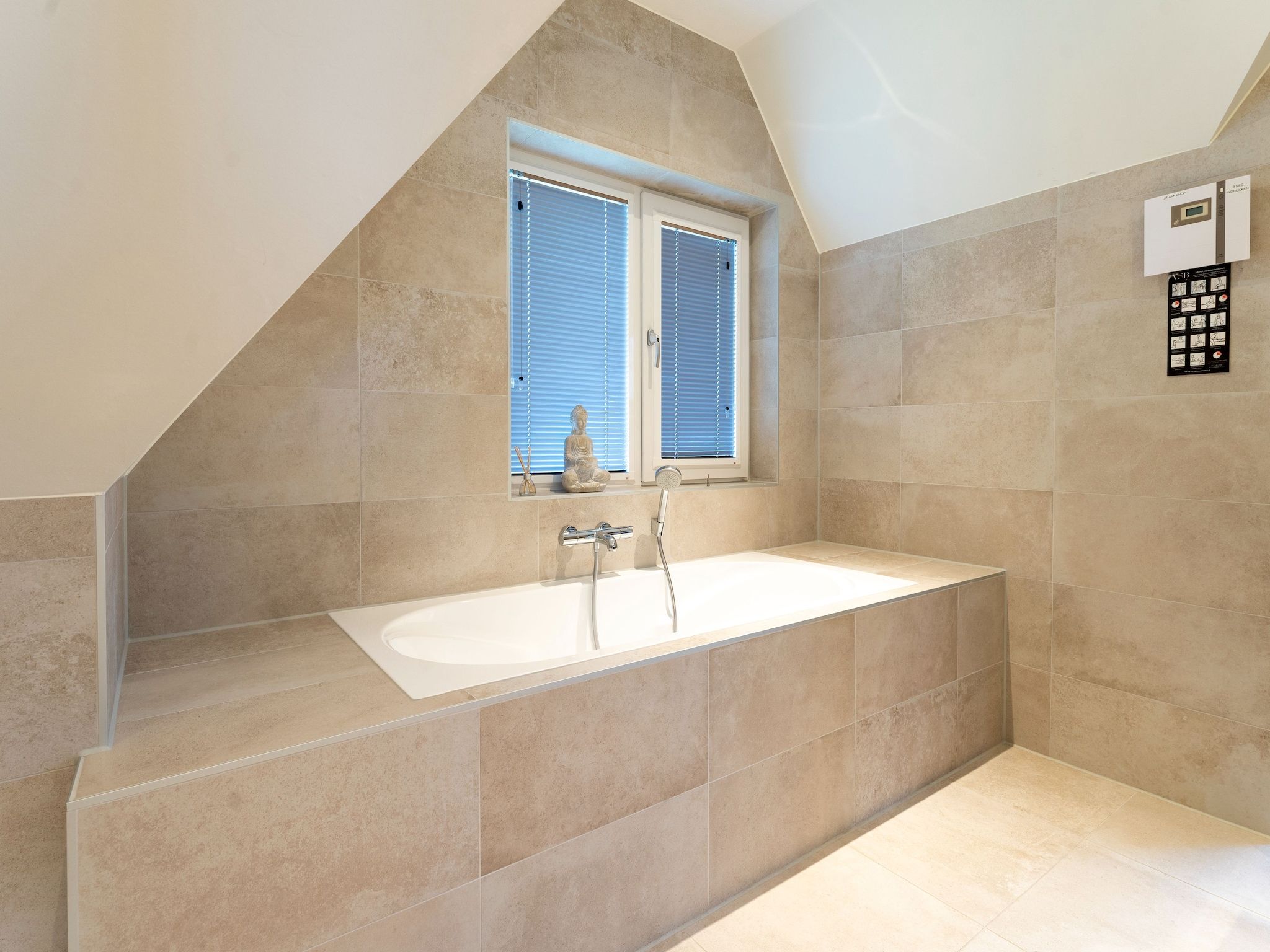 De badkamer van So What 15 in De Koog Texel