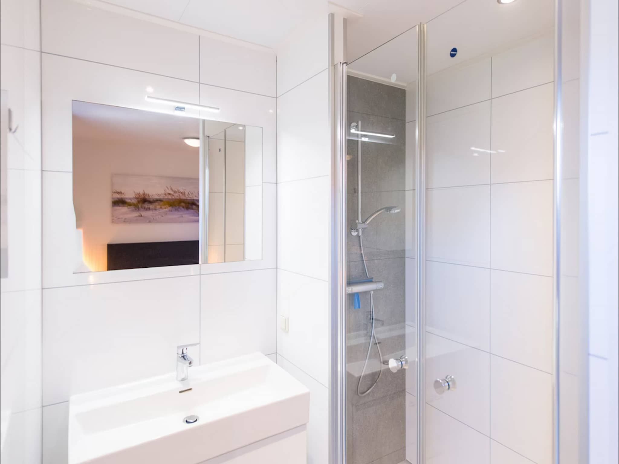 De badkamer van Vakantiepark Boomhiemke 15 in Hollum