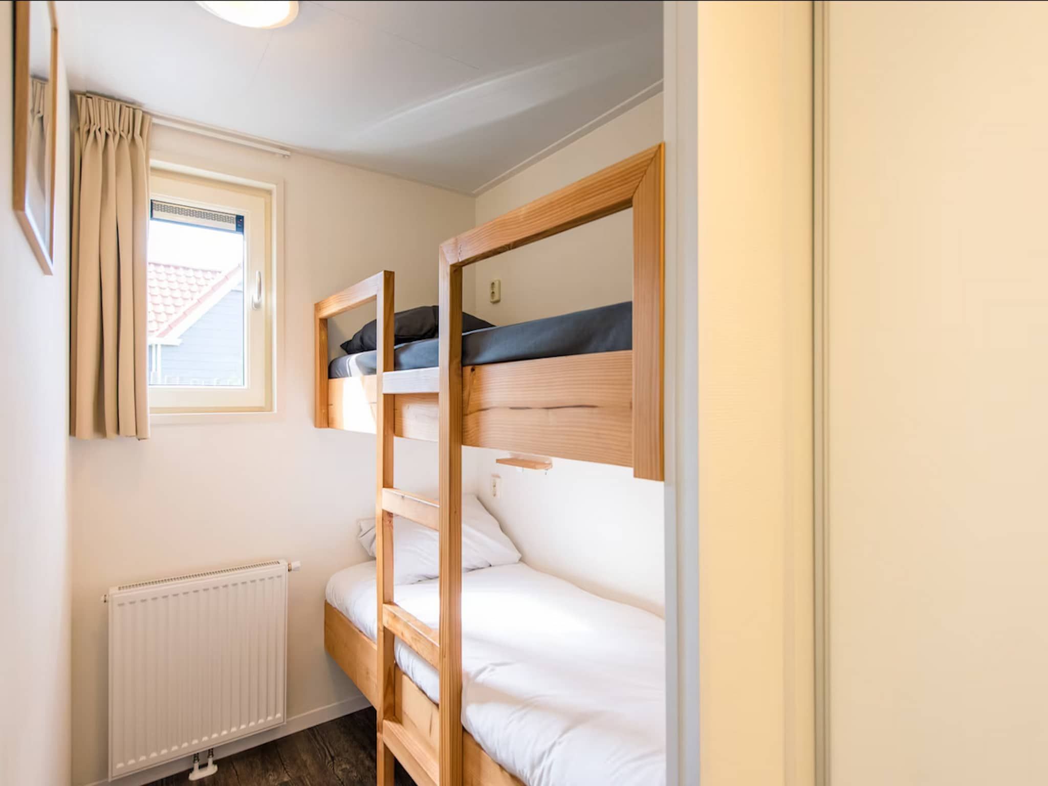Een slaapkamer van Vakantiepark Boomhiemke 15 in Hollum