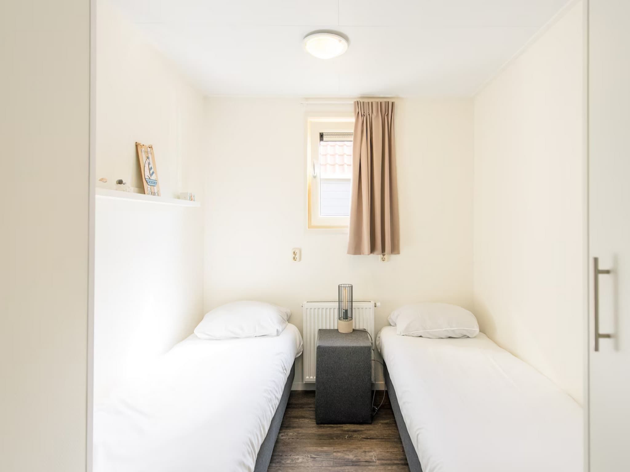 Een slaapkamer van Vakantiepark Boomhiemke 15 in Hollum