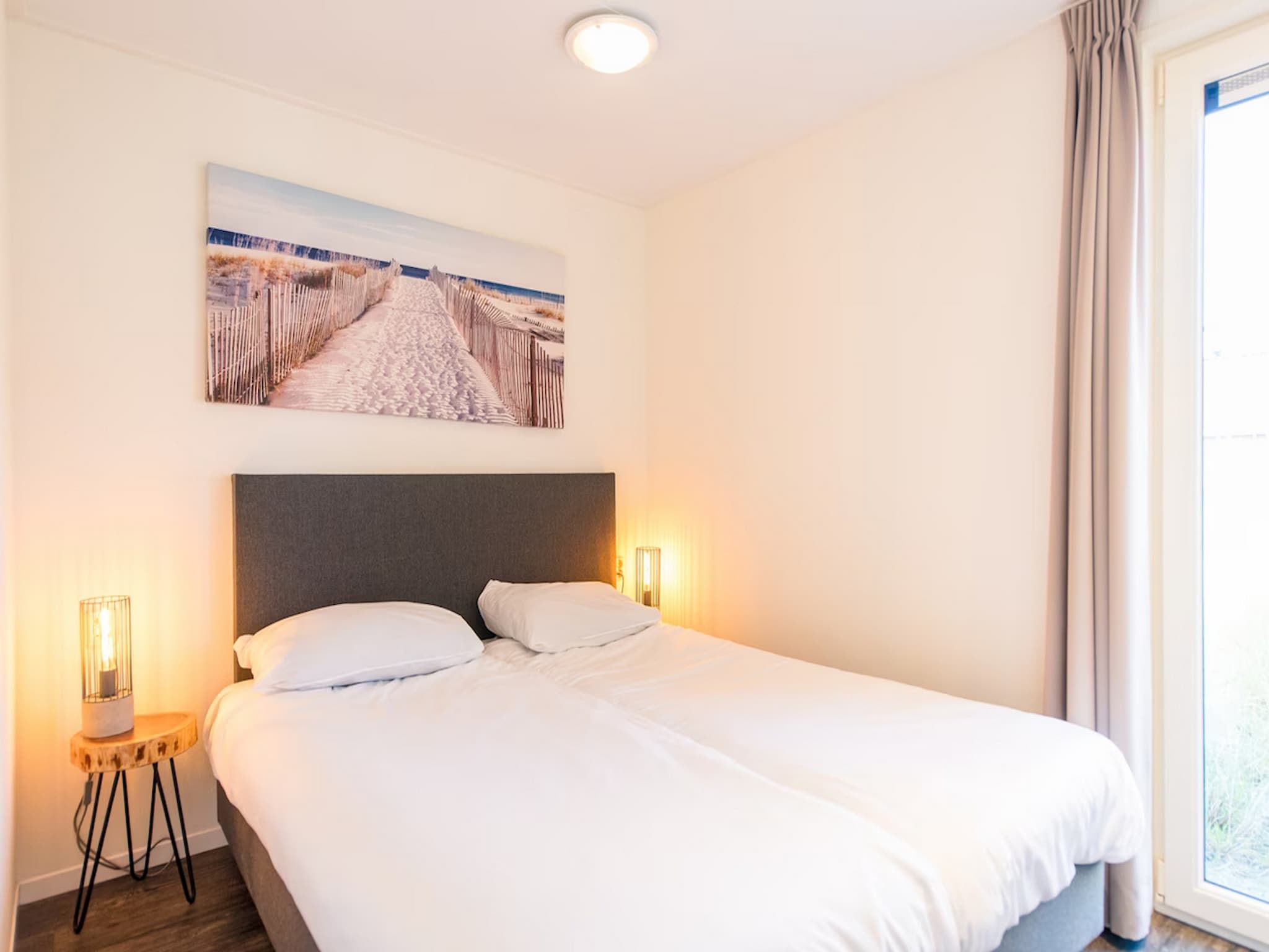 Een slaapkamer van Vakantiepark Boomhiemke 15 in Hollum