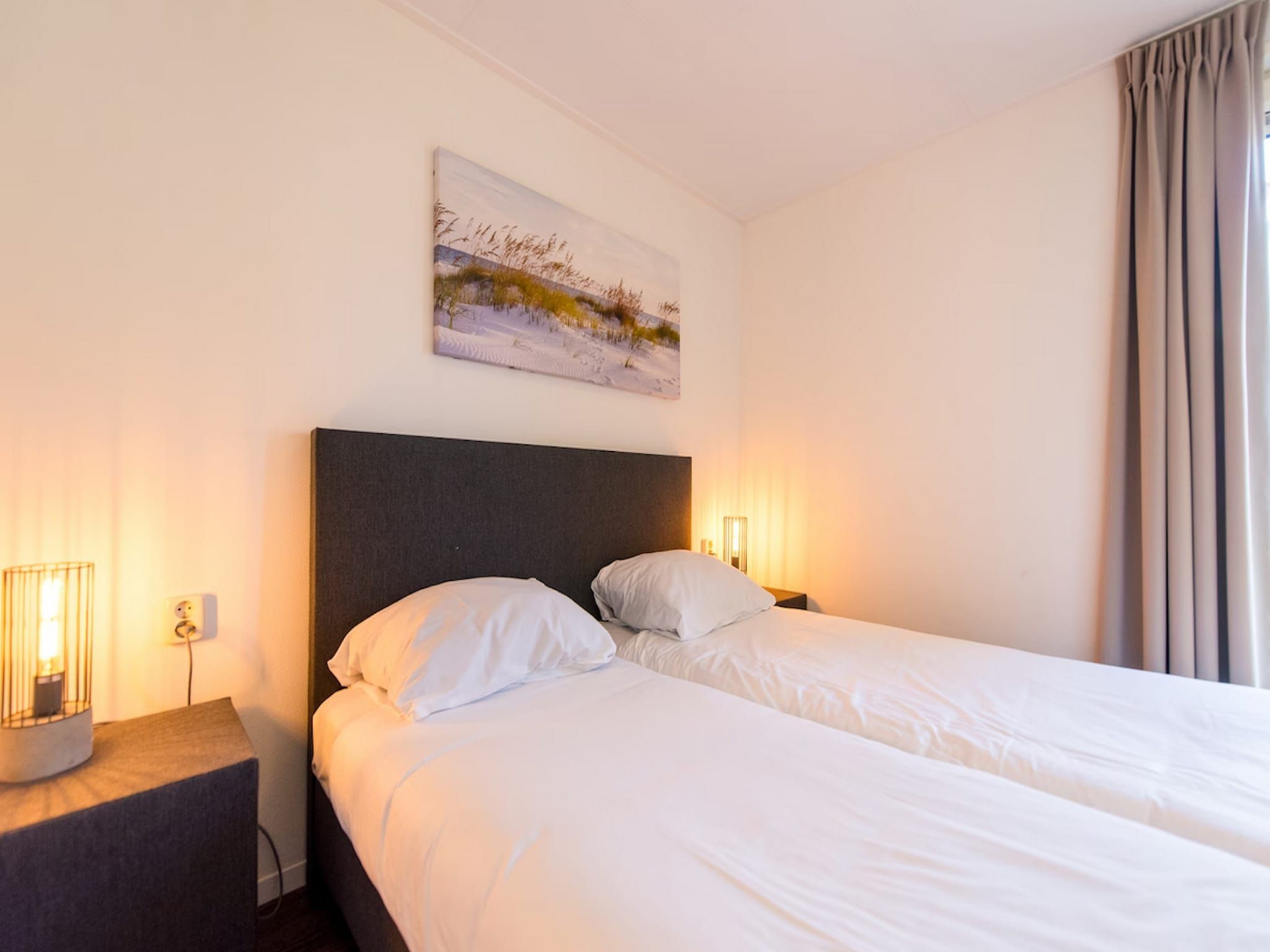 Een slaapkamer van Vakantiepark Boomhiemke 15 in Hollum