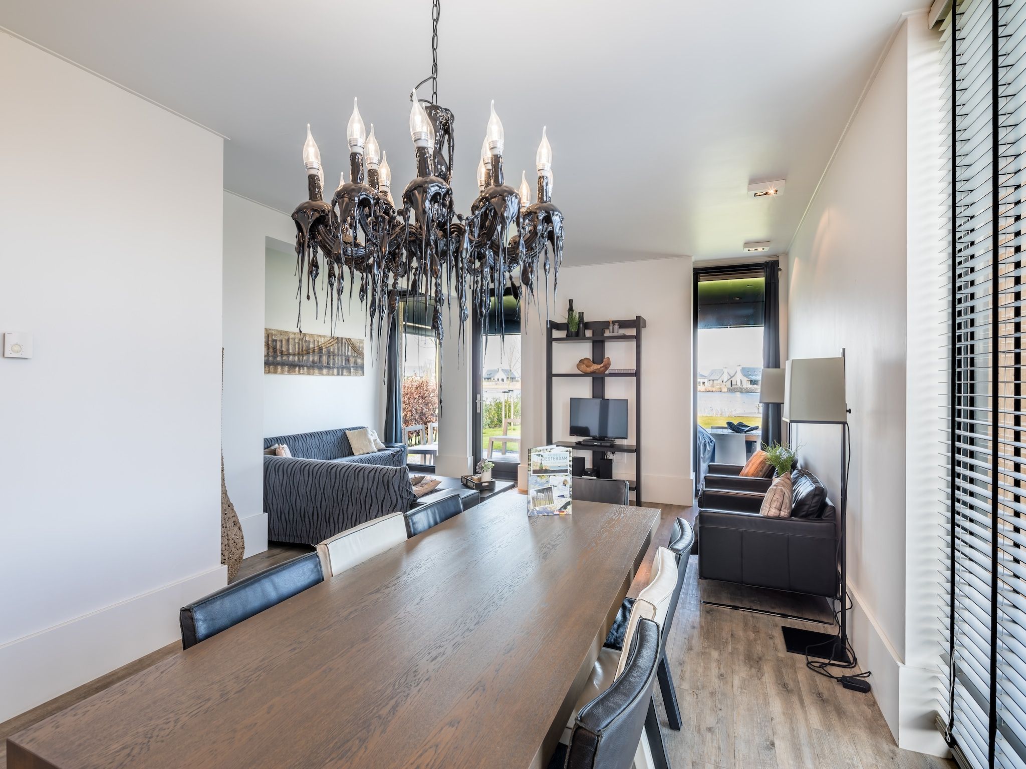 De woonkamer van Resort Waterrijk Oesterdam 9 in Tholen