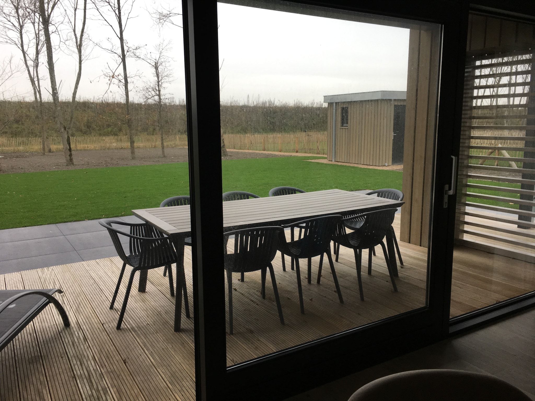 Het terras van Resort Waterrijk Oesterdam 11 in Tholen