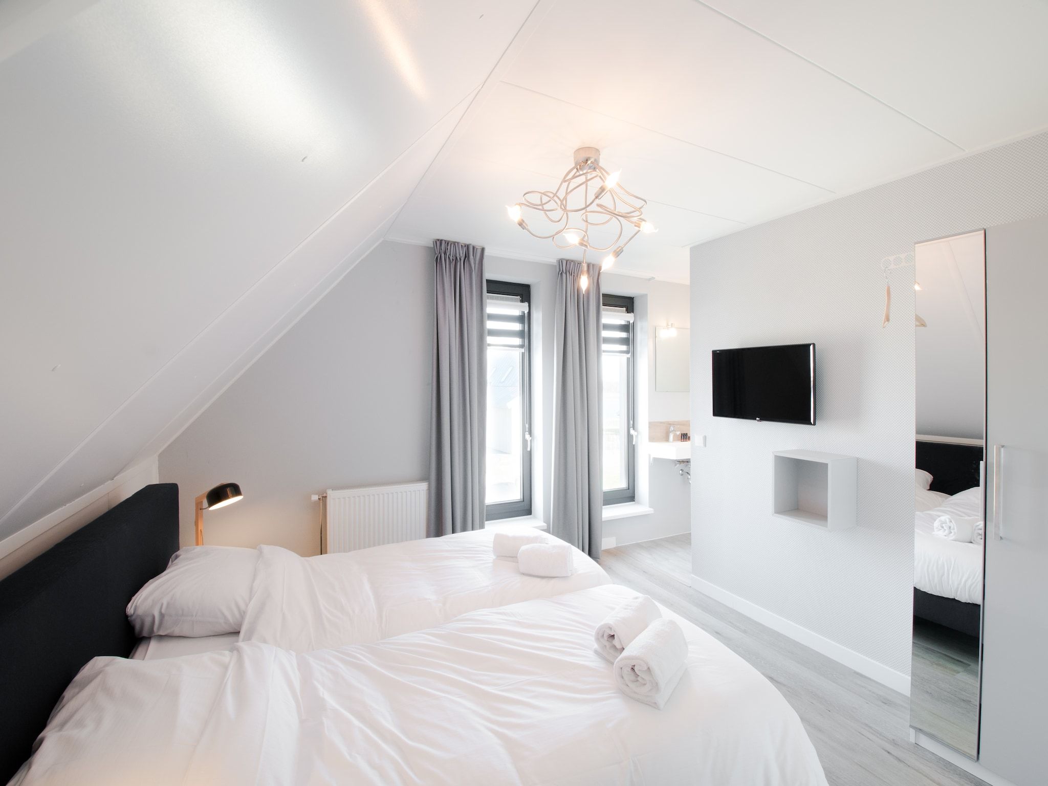 Een slaapkamer van Resort Waterrijk Oesterdam 12 in Tholen