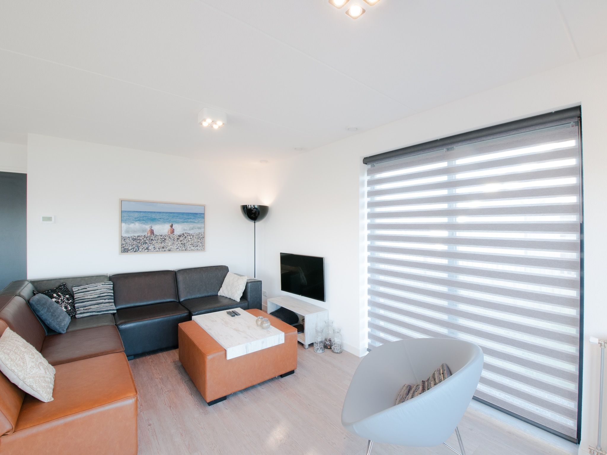 De woonkamer van Resort Waterrijk Oesterdam 13 in Tholen