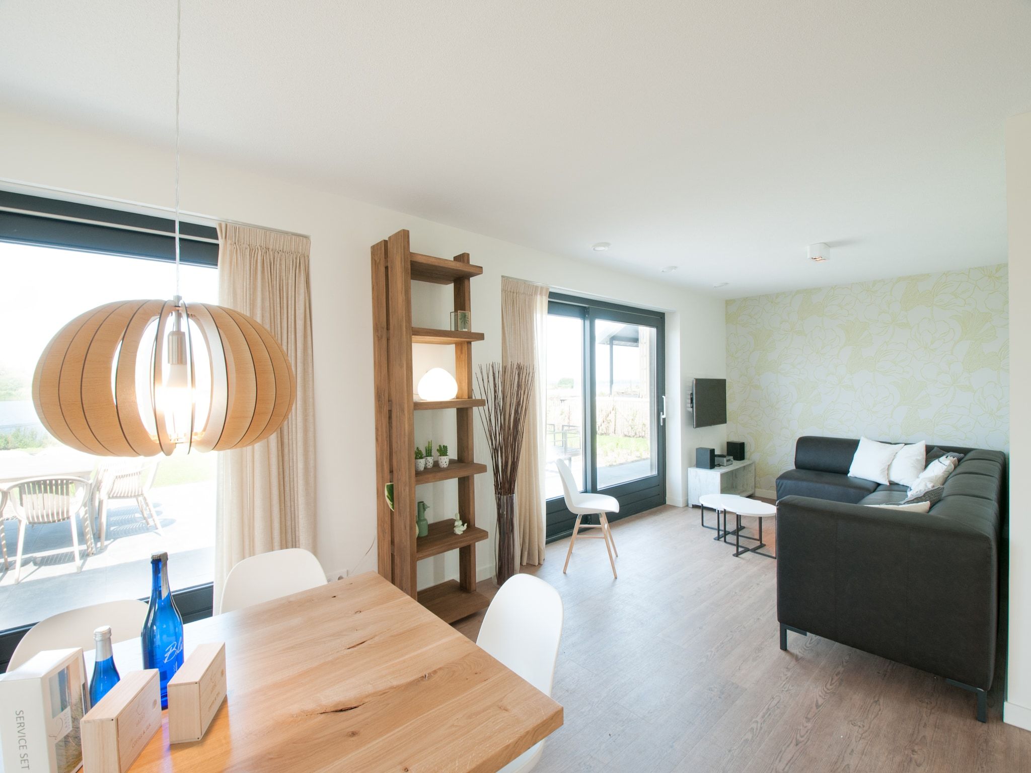 De woonkamer van Resort Waterrijk Oesterdam 13 in Tholen