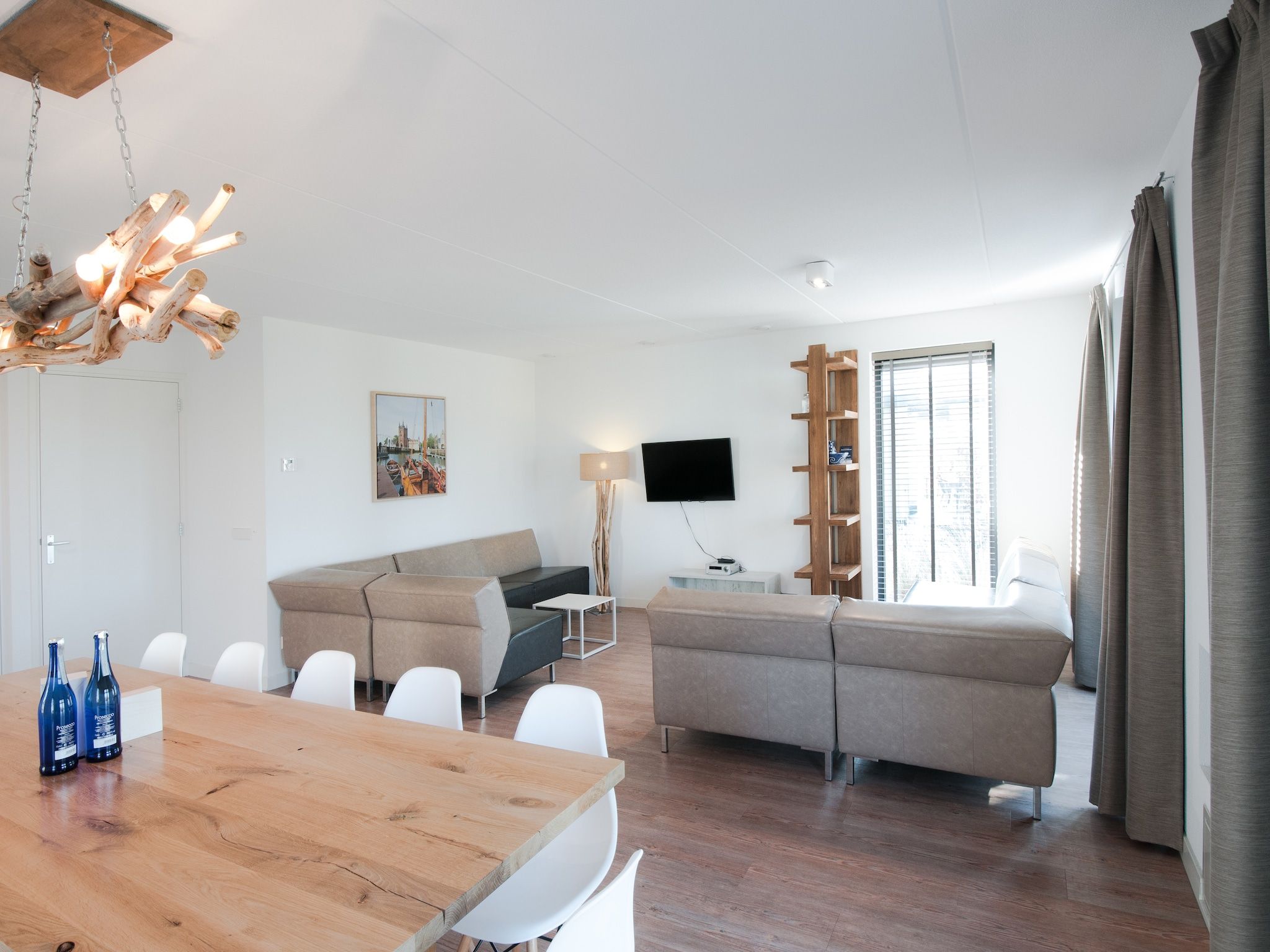 De woonkamer van Resort Waterrijk Oesterdam 15 in Tholen