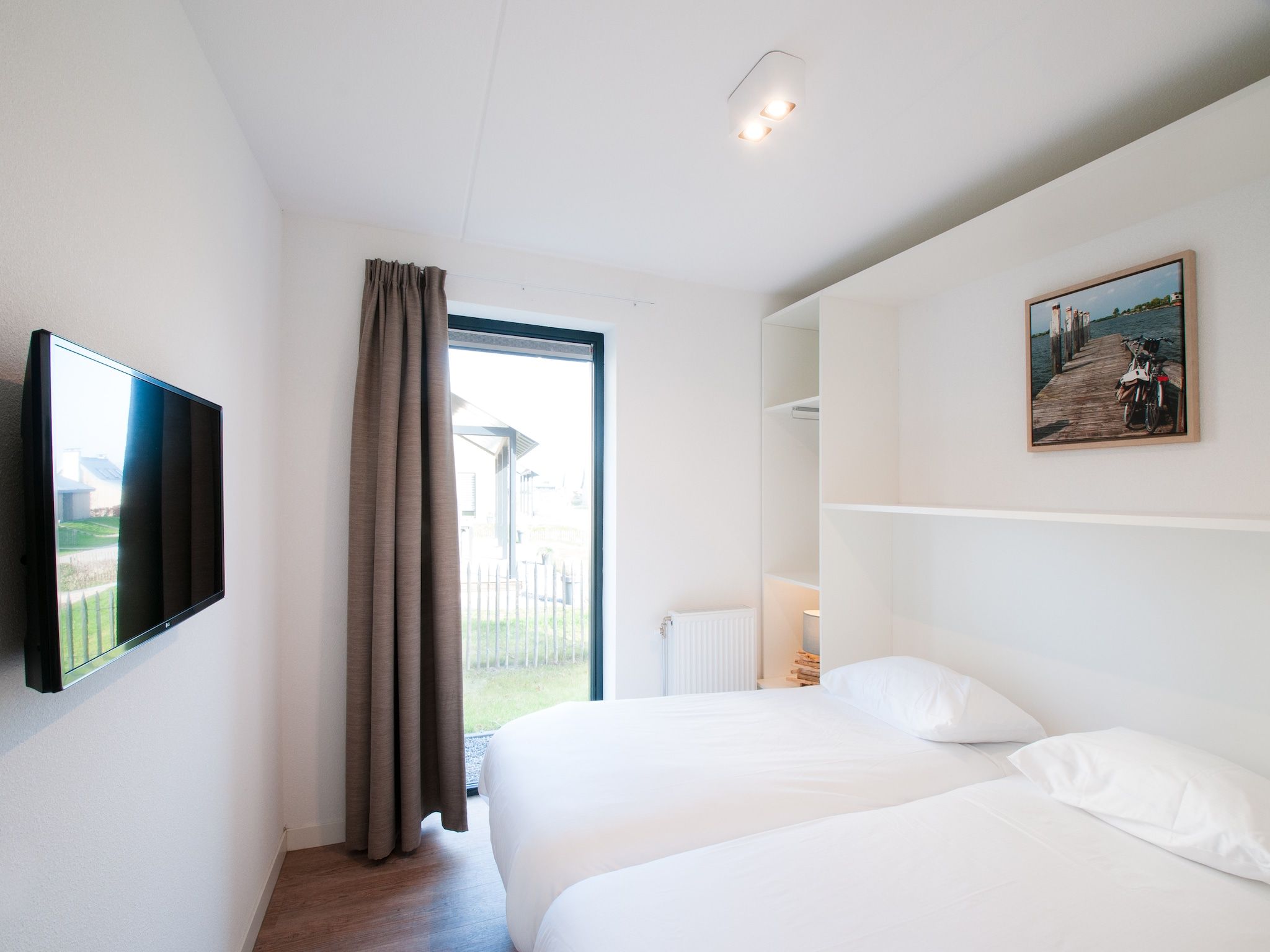 Een slaapkamer van Resort Waterrijk Oesterdam 15 in Tholen