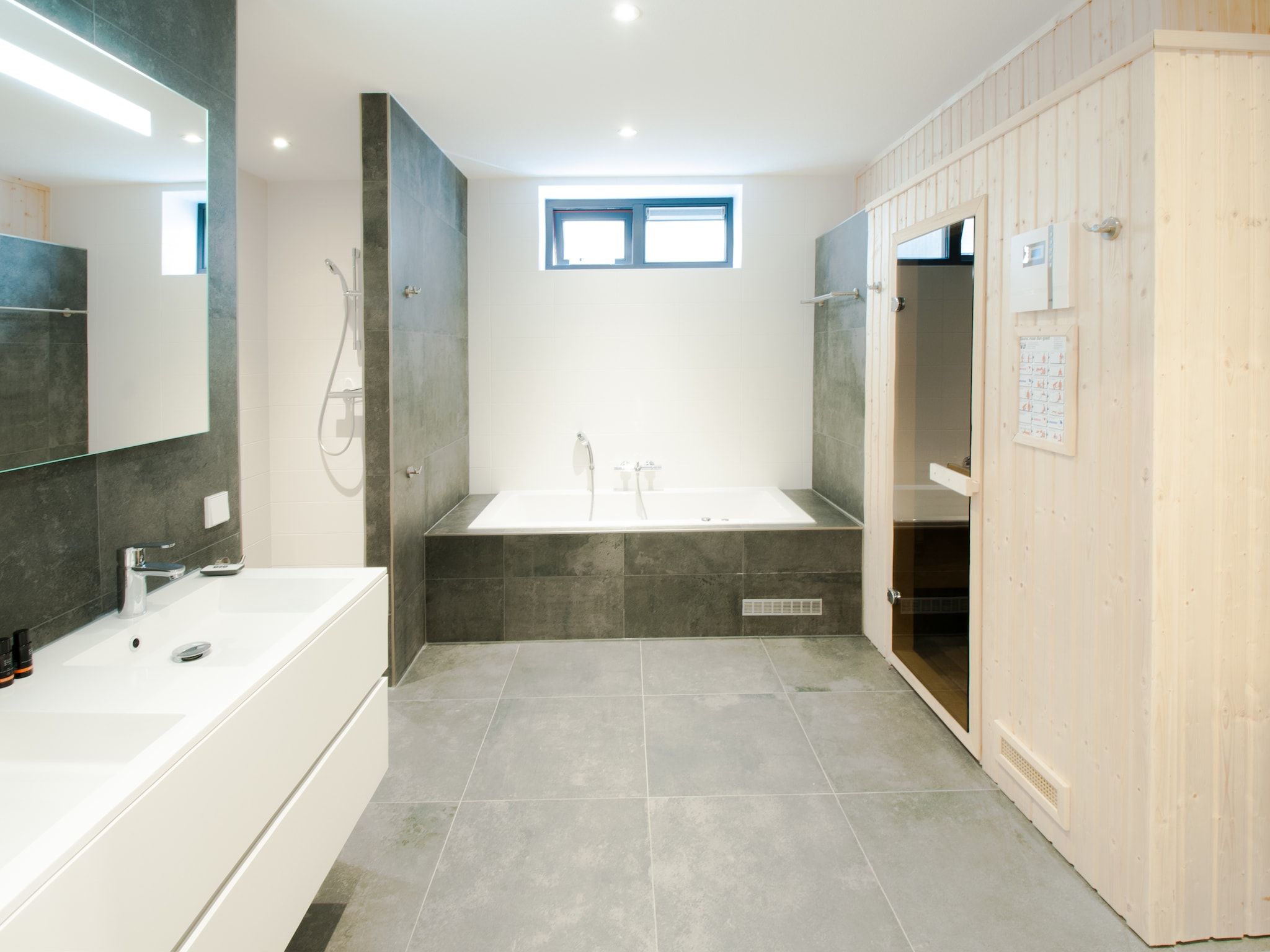 De badkamer van Resort Waterrijk Oesterdam 16 in Tholen