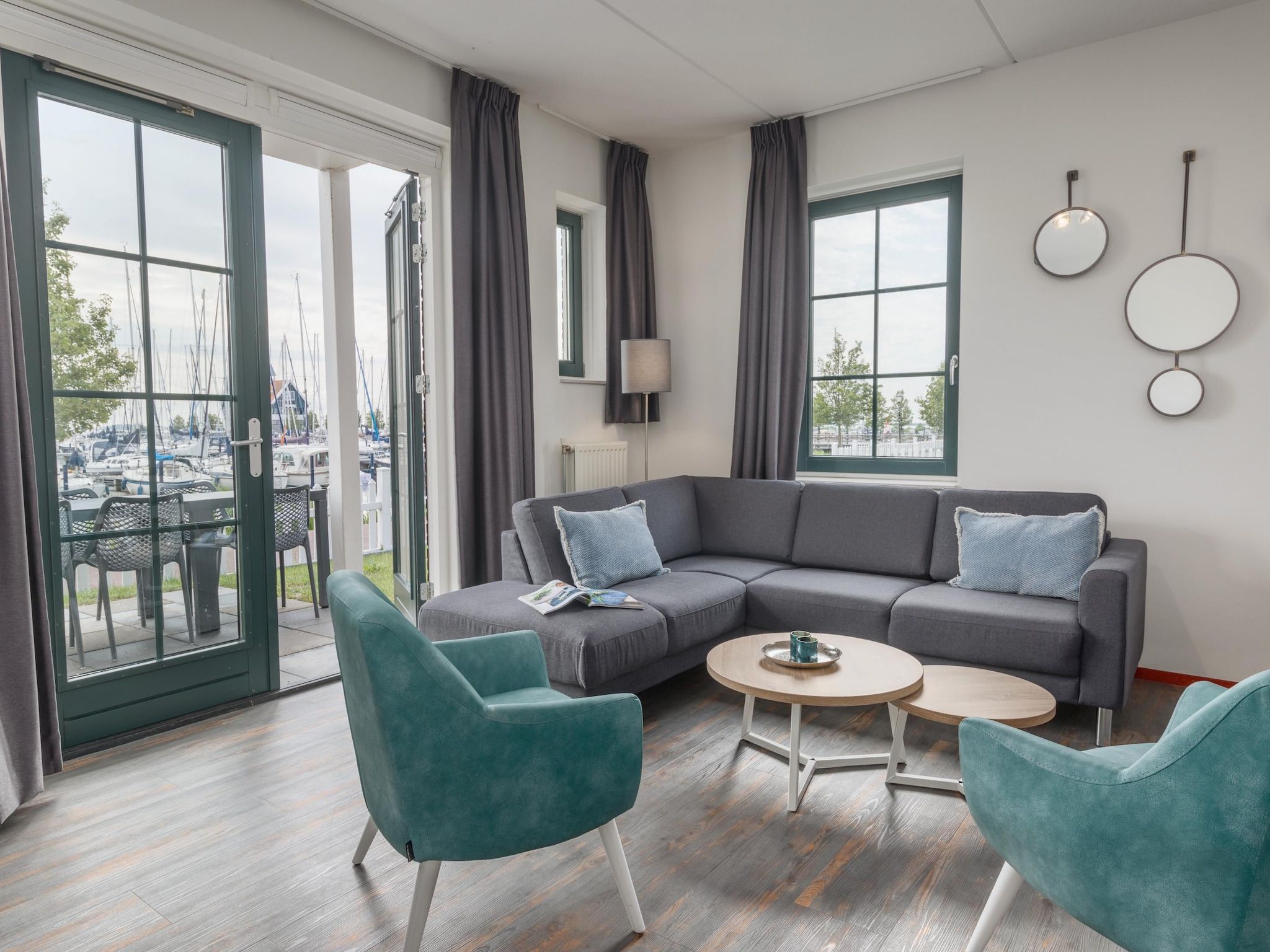 De woonkamer van Marinapark Volendam 13 in Volendam