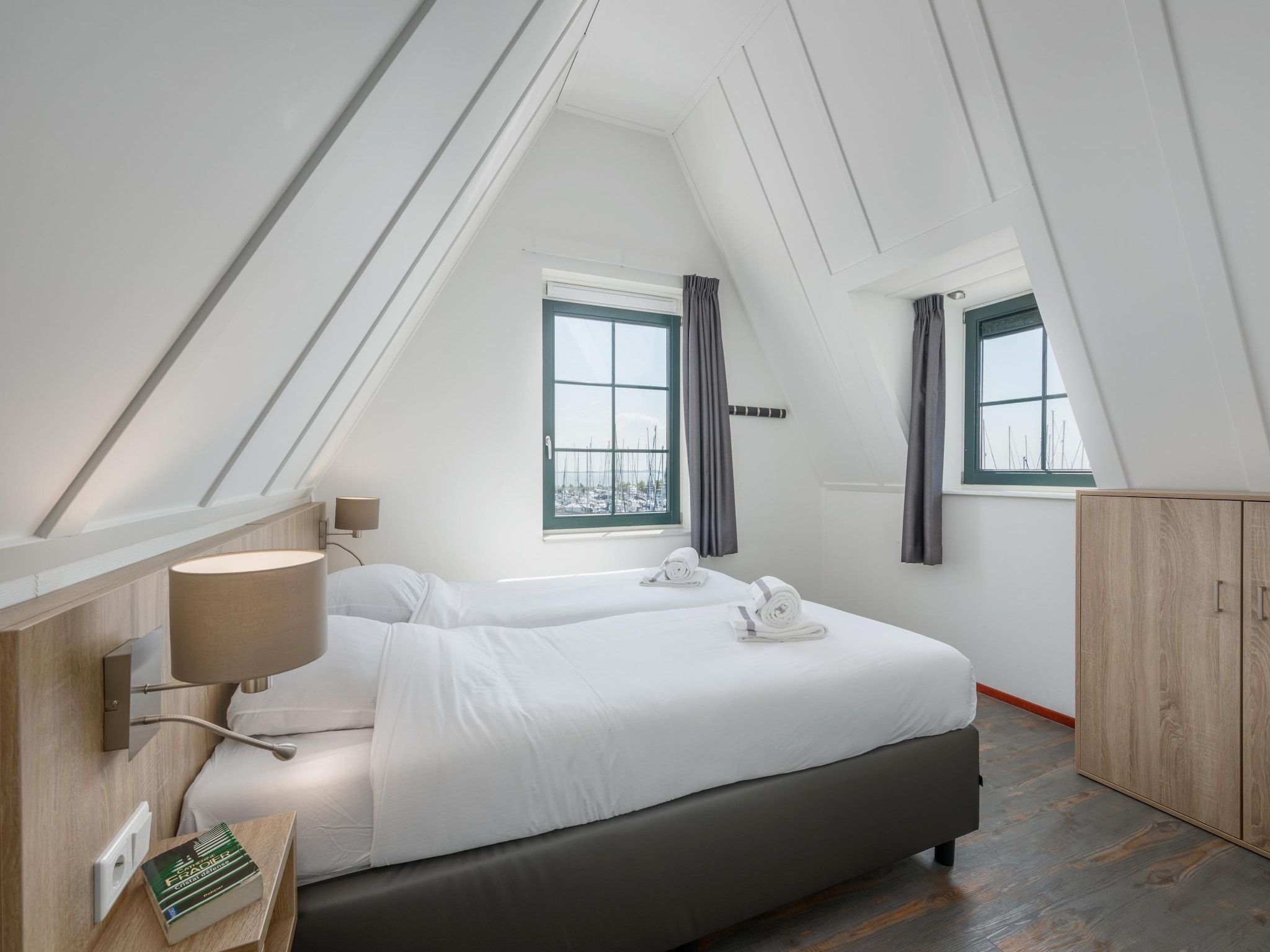 Een slaapkamer van Marinapark Volendam 13 in Volendam