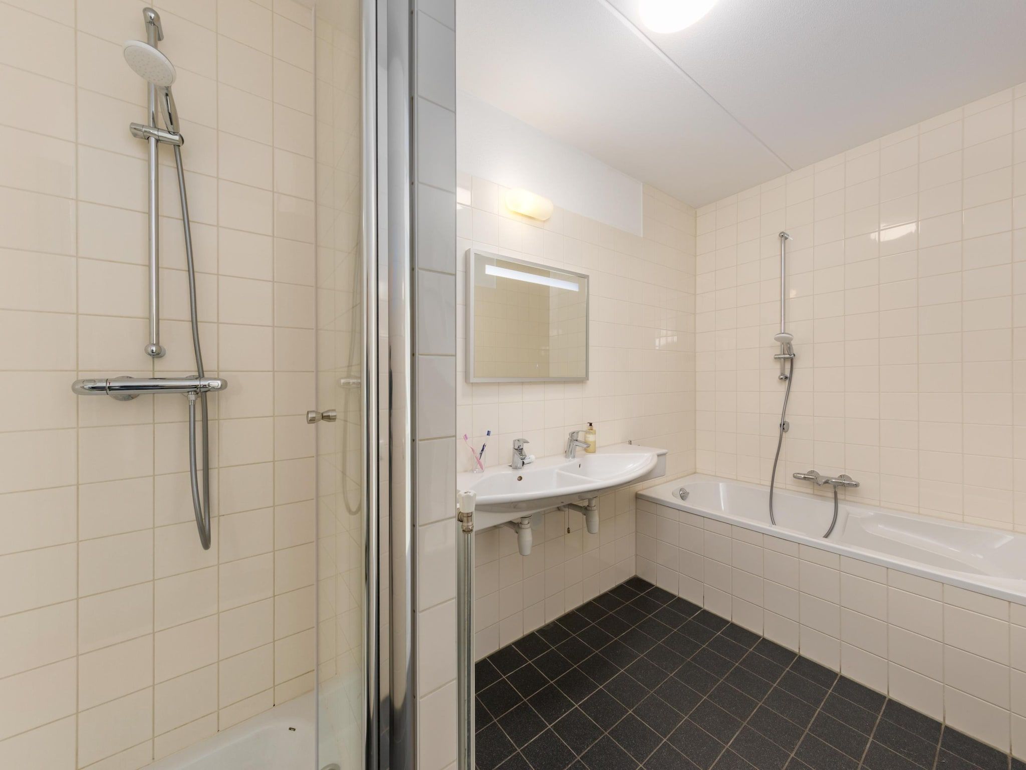 De badkamer van Marinapark Volendam 14 in Volendam