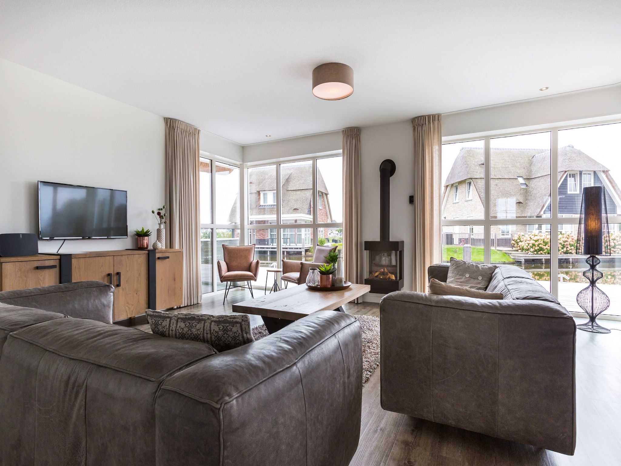 De woonkamer van Friese Meren Villa's 10 in Delfstrahuizen