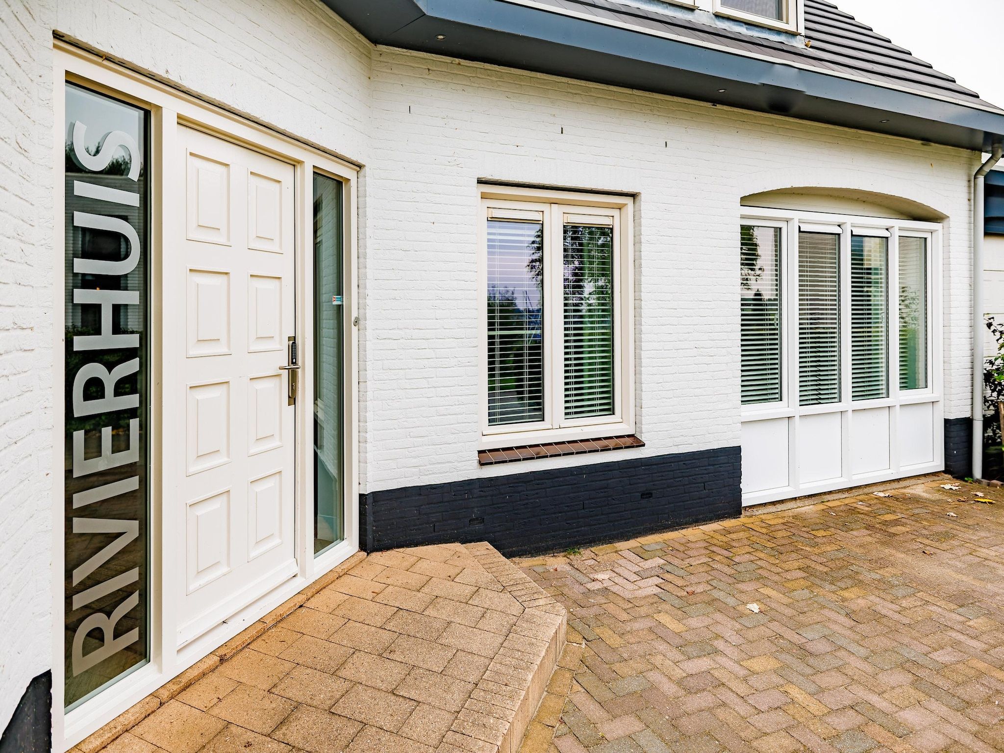 De buitenkant van Vakantiepark Eiland van Maurik 4 in Maurik