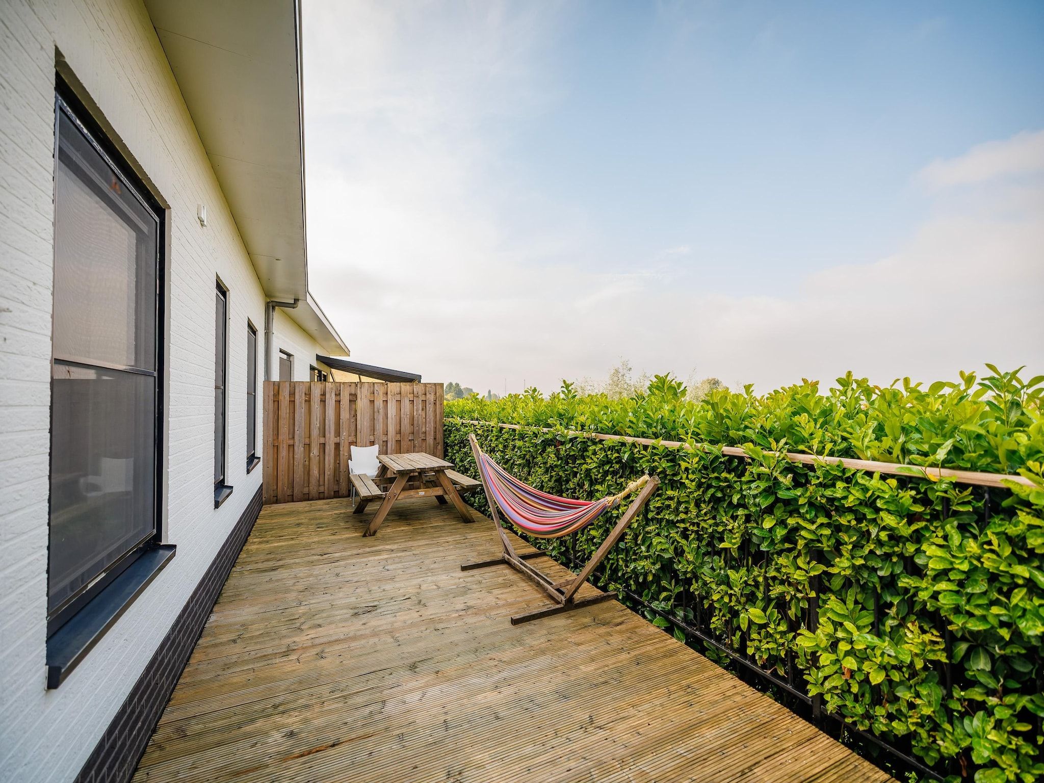 Het terras van Vakantiepark Eiland van Maurik 6 in Maurik